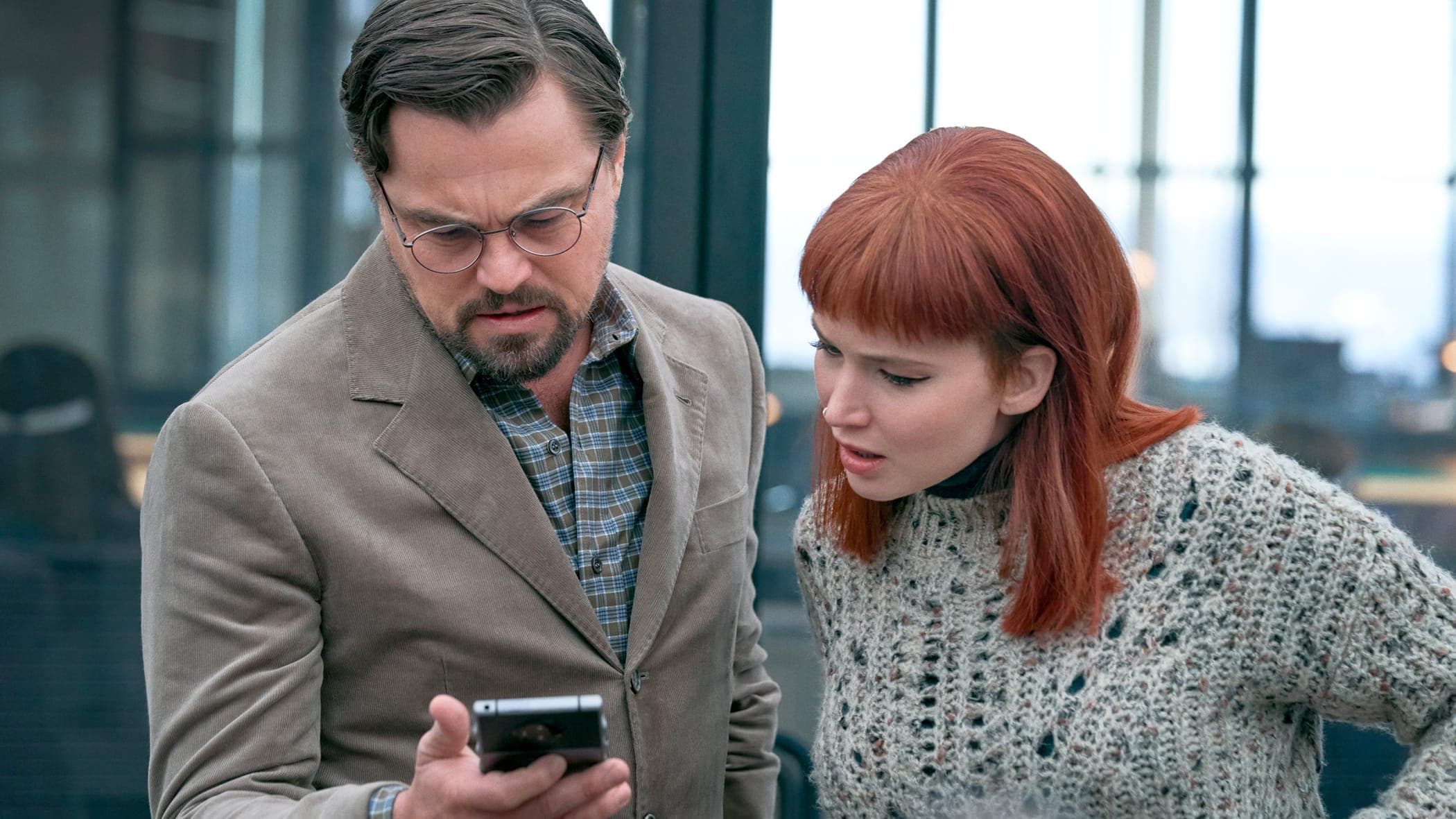 Leonardo DiCaprio et Jennifer Lawrence, dans Don’t Look Up. Présentement en salles, le film sera disponible sur Netflix dès le 24 décembre.