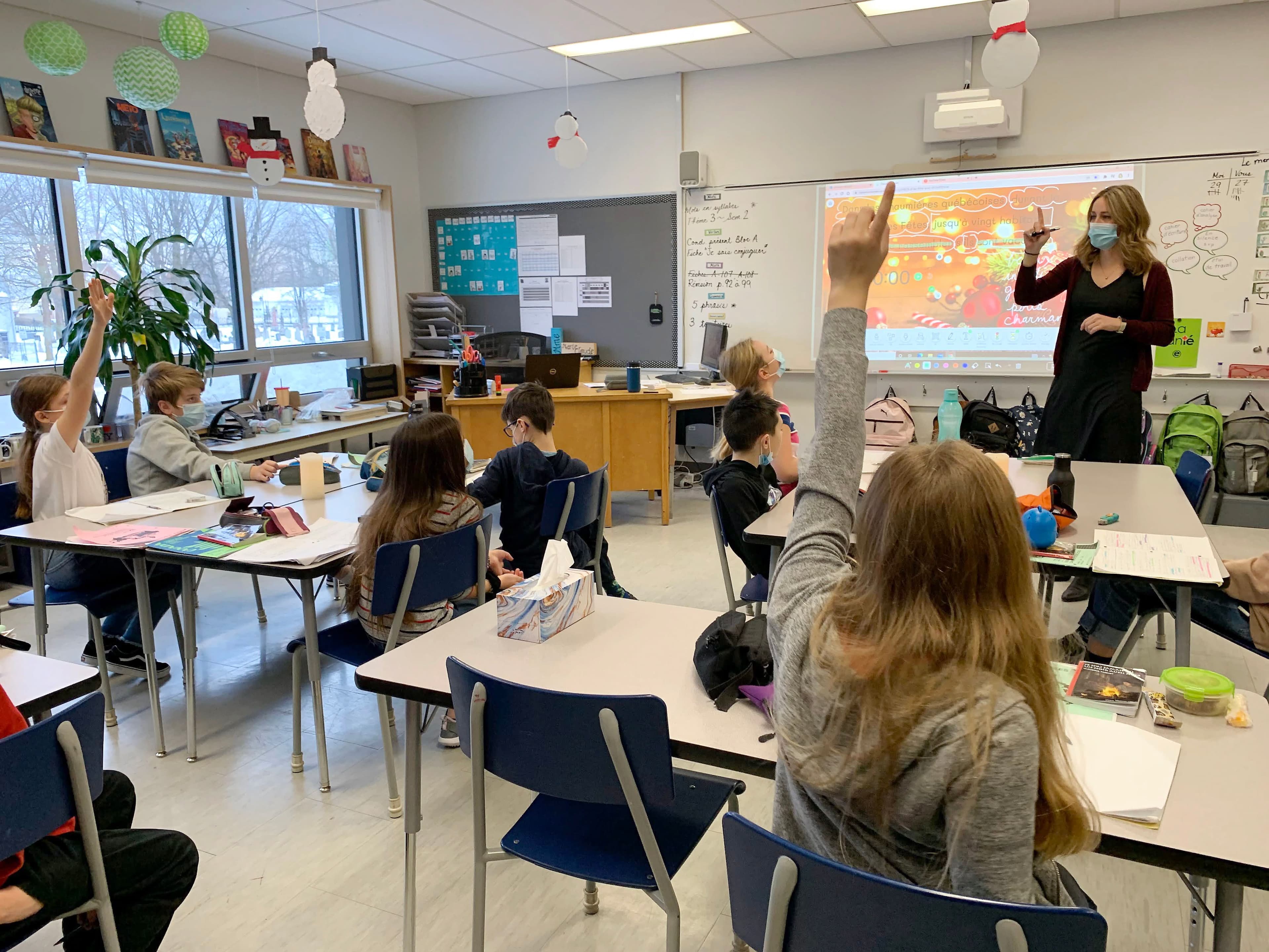 L'enseignante Marie-Claude Tardif avec ses élèves de cinquième année de l'école des Pionniers, à Saint-Augustin, pendant une analyse d'une phrase du jour.