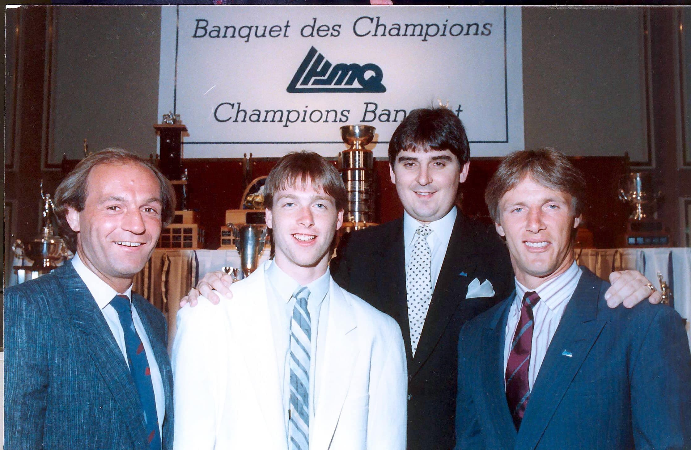 Un jeune Patrick Roy, avec à ses côtés Guy Lafleur, Gilles Courteau et Mike Bossy, à l’occasion d’un Banquet des champions de la Ligue de hockey junior majeur du Québec.