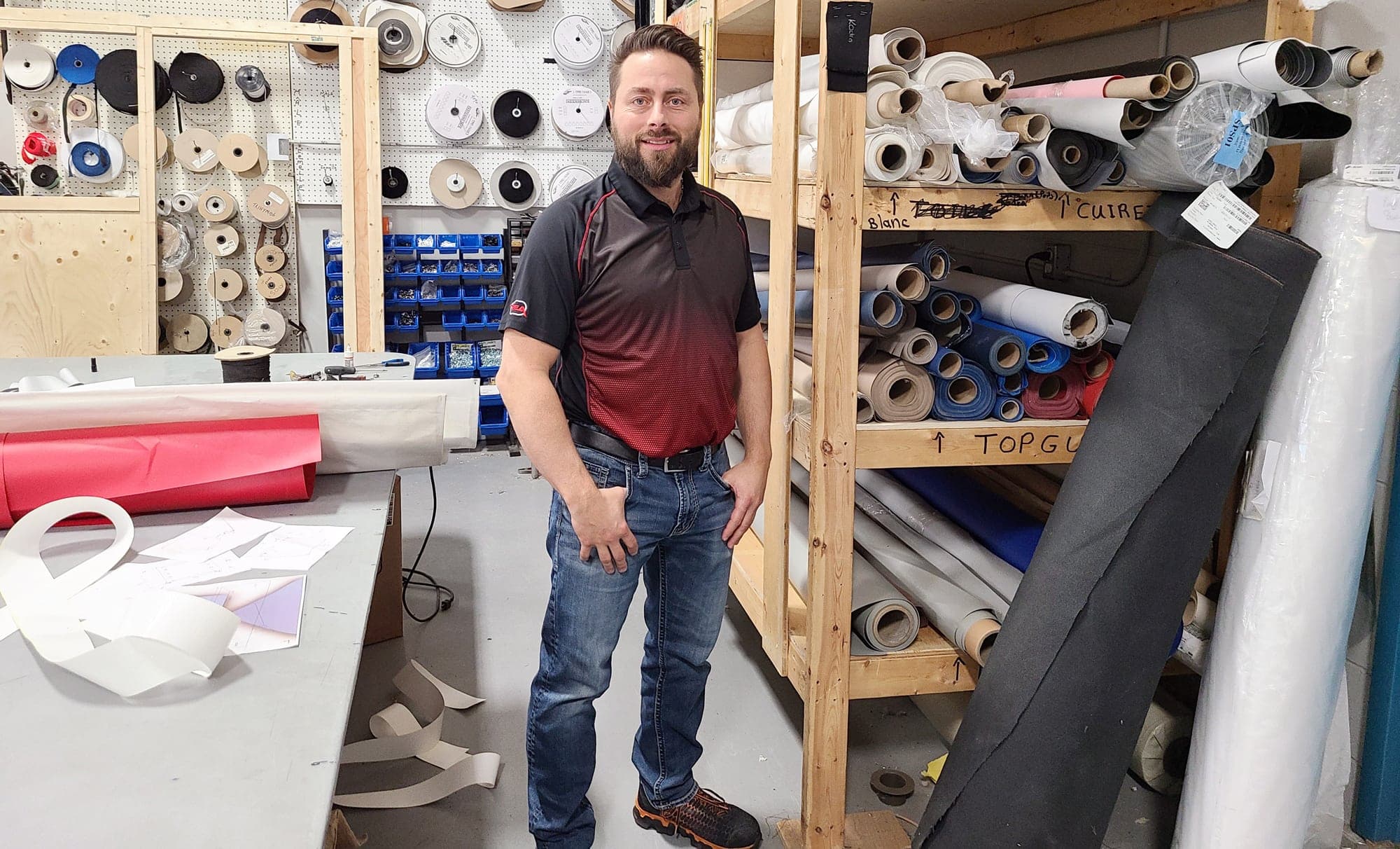 Le PDG de Rembourrages Experts Amobi, Stéphane Brown, à Rouyn-Noranda, n’arrive pas à recruter de rembourreur parce que les minières ou grandes entreprises de la région offrent des salaires beaucoup plus élevés que la PME familiale.