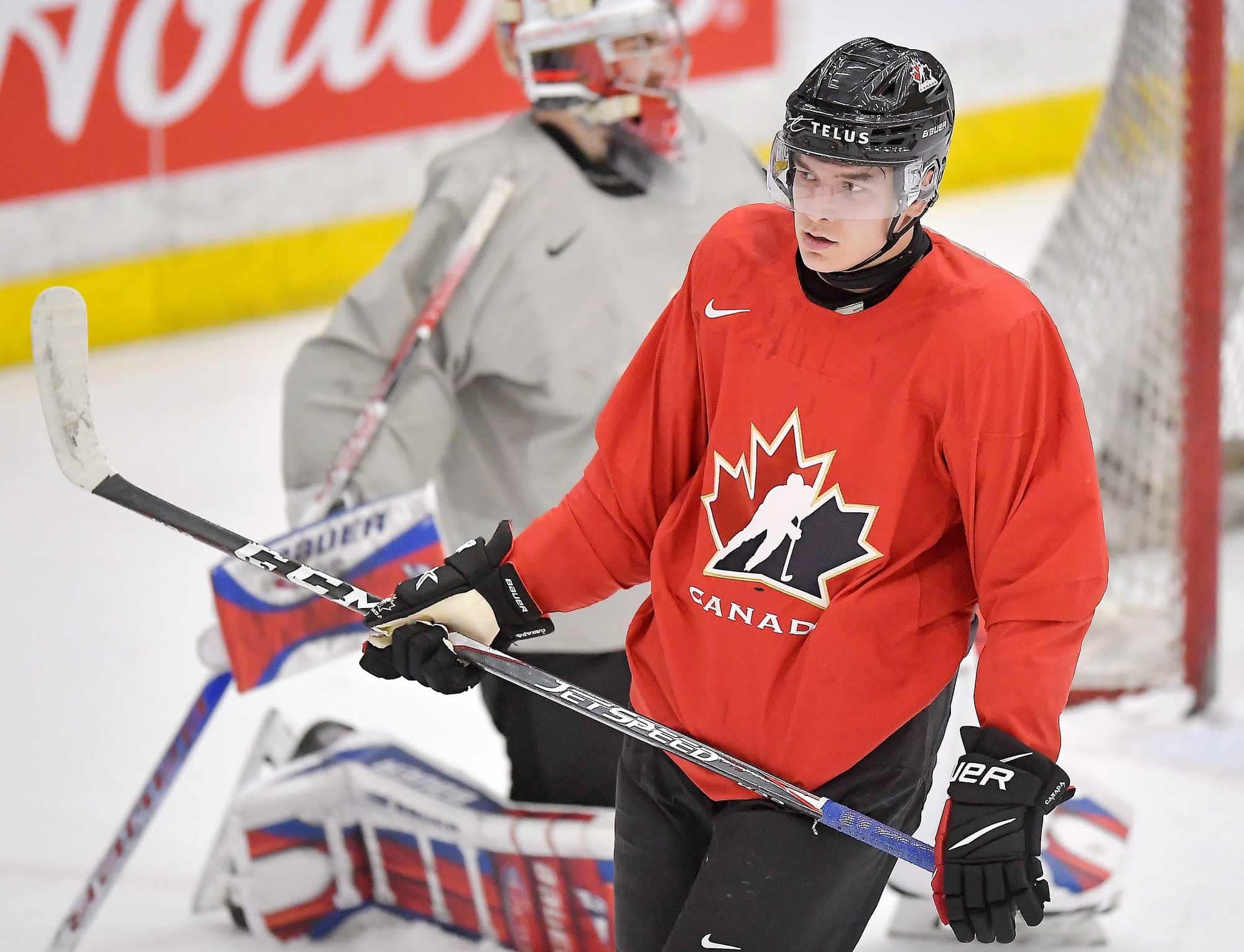 À 6 pieds et 3 pouces et 205 livres, William Dufour doit faire sentir sa présence autour du filet adverse.
