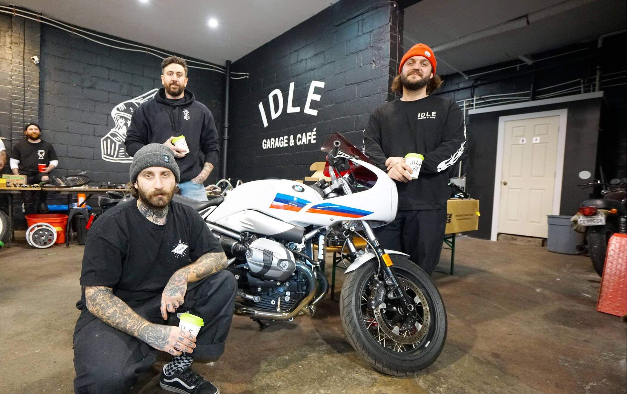 Les copropriétaires Dave Lechasseur, Mikey Rose en avant et Charles-Élie Dumontier.