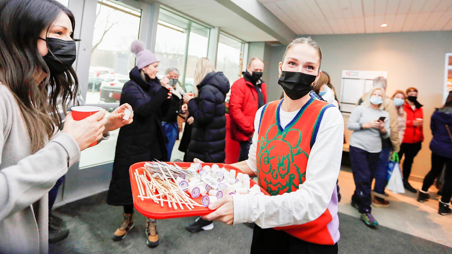 Maripier Morin a elle-même servi le café à ses nombreux fans qui faisaient la file.