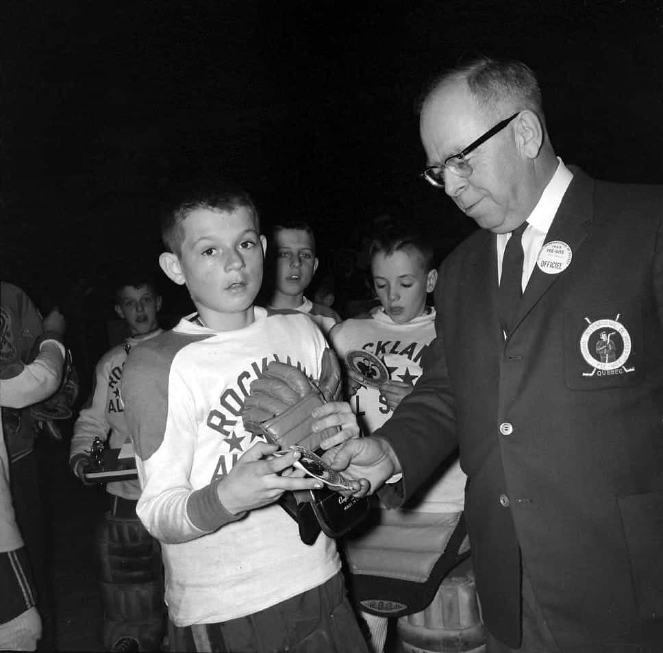 Lafleur reçoit une médaille de Patrick Timmons, vice-président du Tournoi, après la victoire de Rockland dans la classe C.