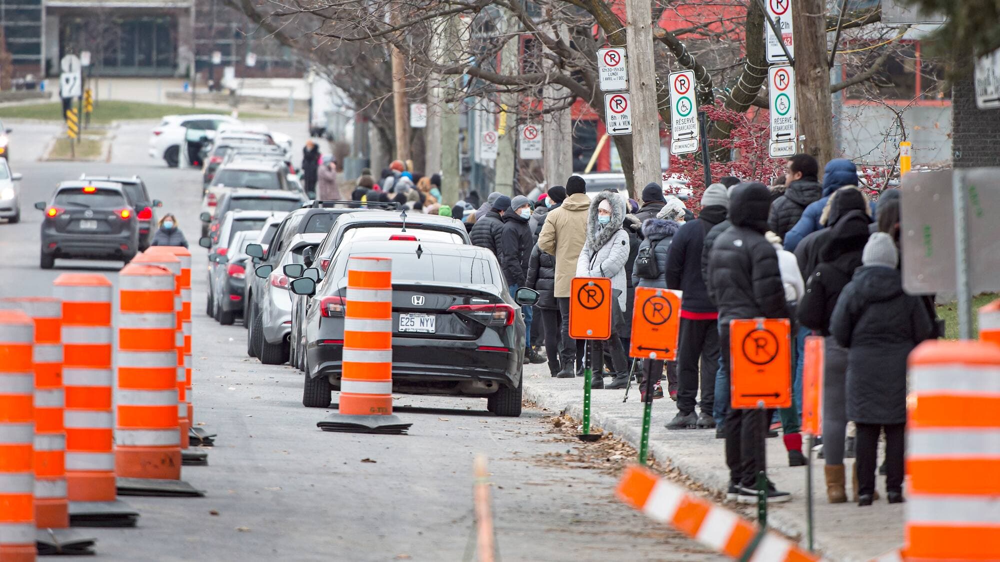 La file était longue hier à la Clinique de dépistage de Chauveau alors que le variant Omicron fait grimper le nombre d’infections.