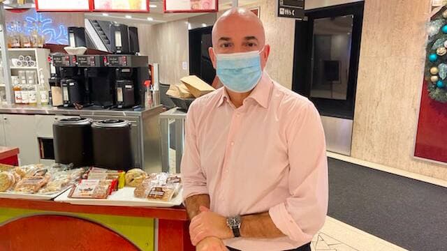 Chris Katsiouleris est propriétaire d’un café, dans un gratte-ciel du centre-ville de Montréal. Il commençait à peine à se relever et voilà que le télétravail fait un retour en force.