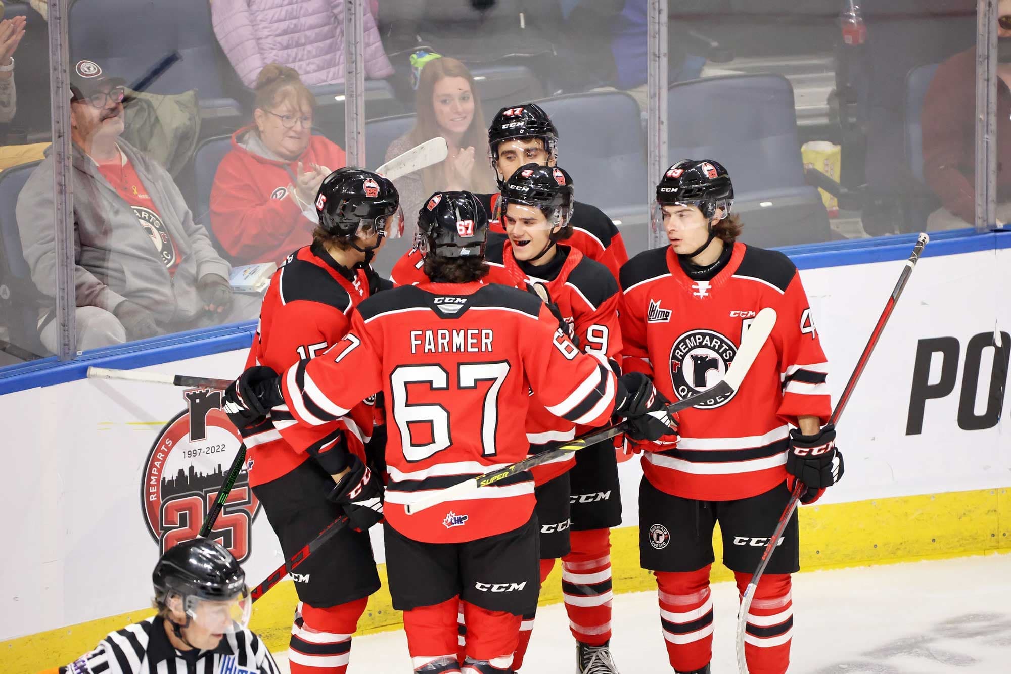 Les joueurs des Remparts célèbrent après avoir marqué un but face aux Saguenéens le 9 octobre dernier.