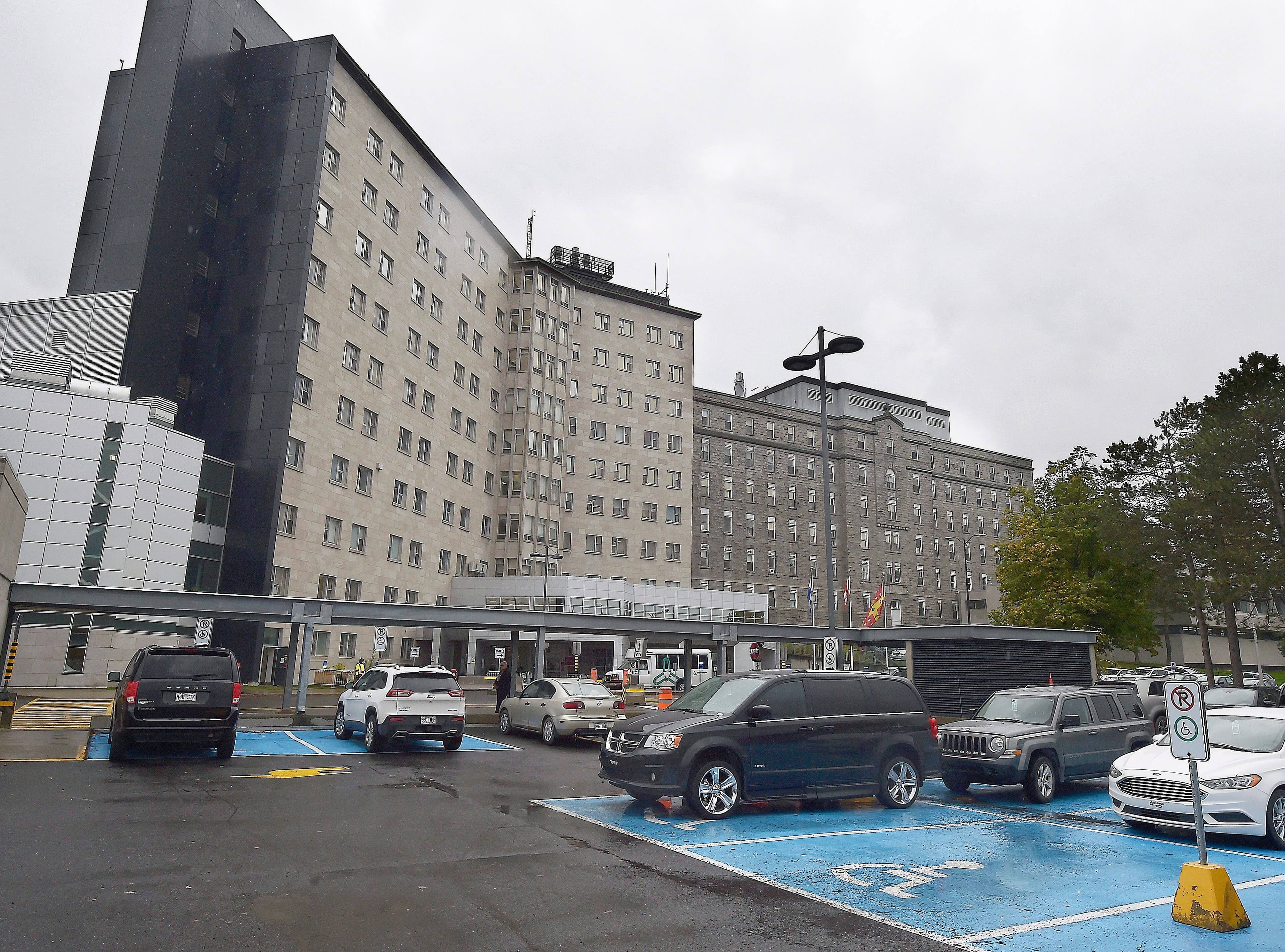 L’Hôtel-Dieu de Lévis est frappé par une éclosion de COVID-19 parmi les employés du département de radiologie qui ont participé, il y a quelques jours, à un souper de Noël.