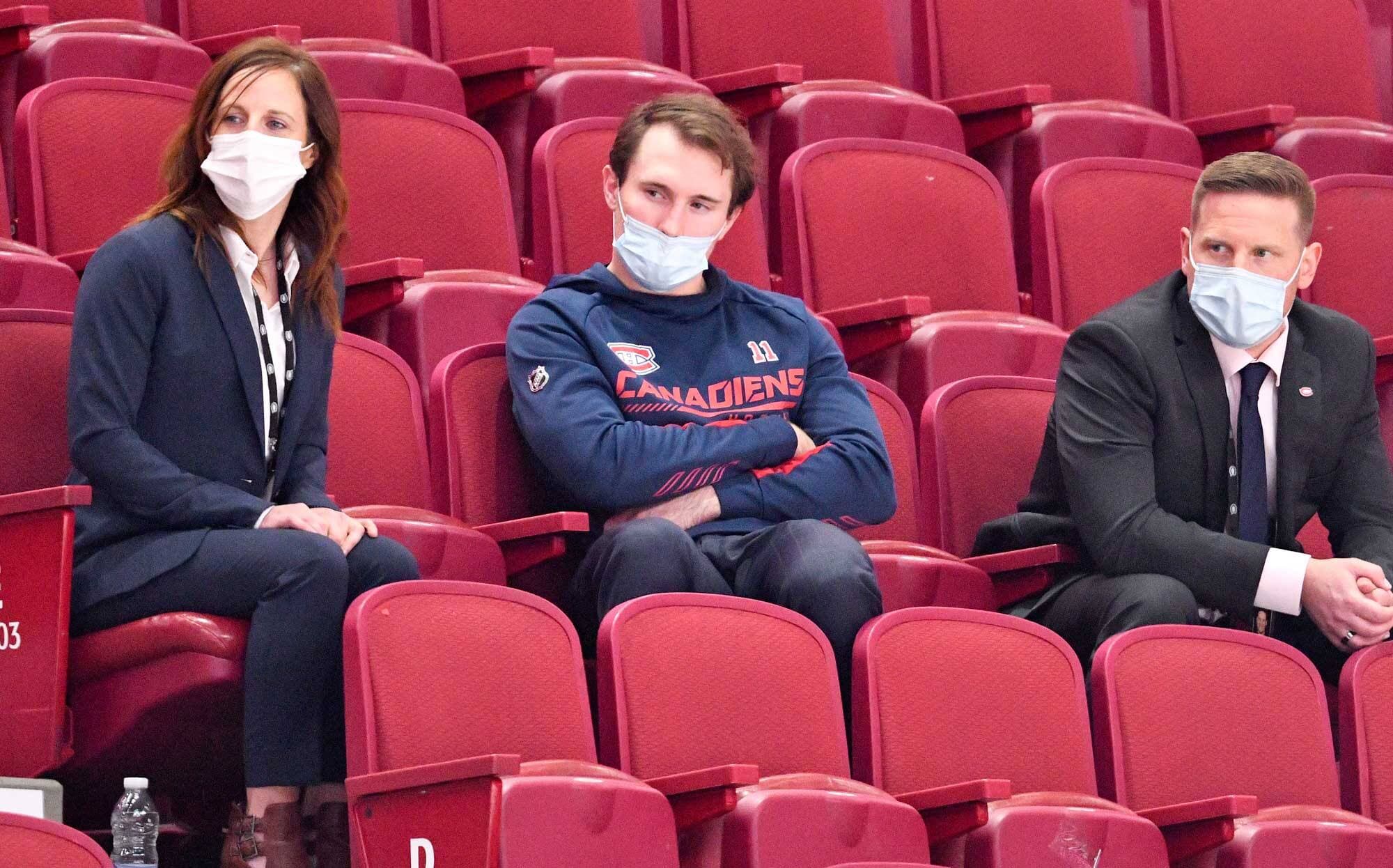 De rares spectateurs dans les sièges : Renée Racine, conseillère en nutrition chez le Canadien, Brendan Gallagher et Adam Douglas, directeur, science du sport et performance.