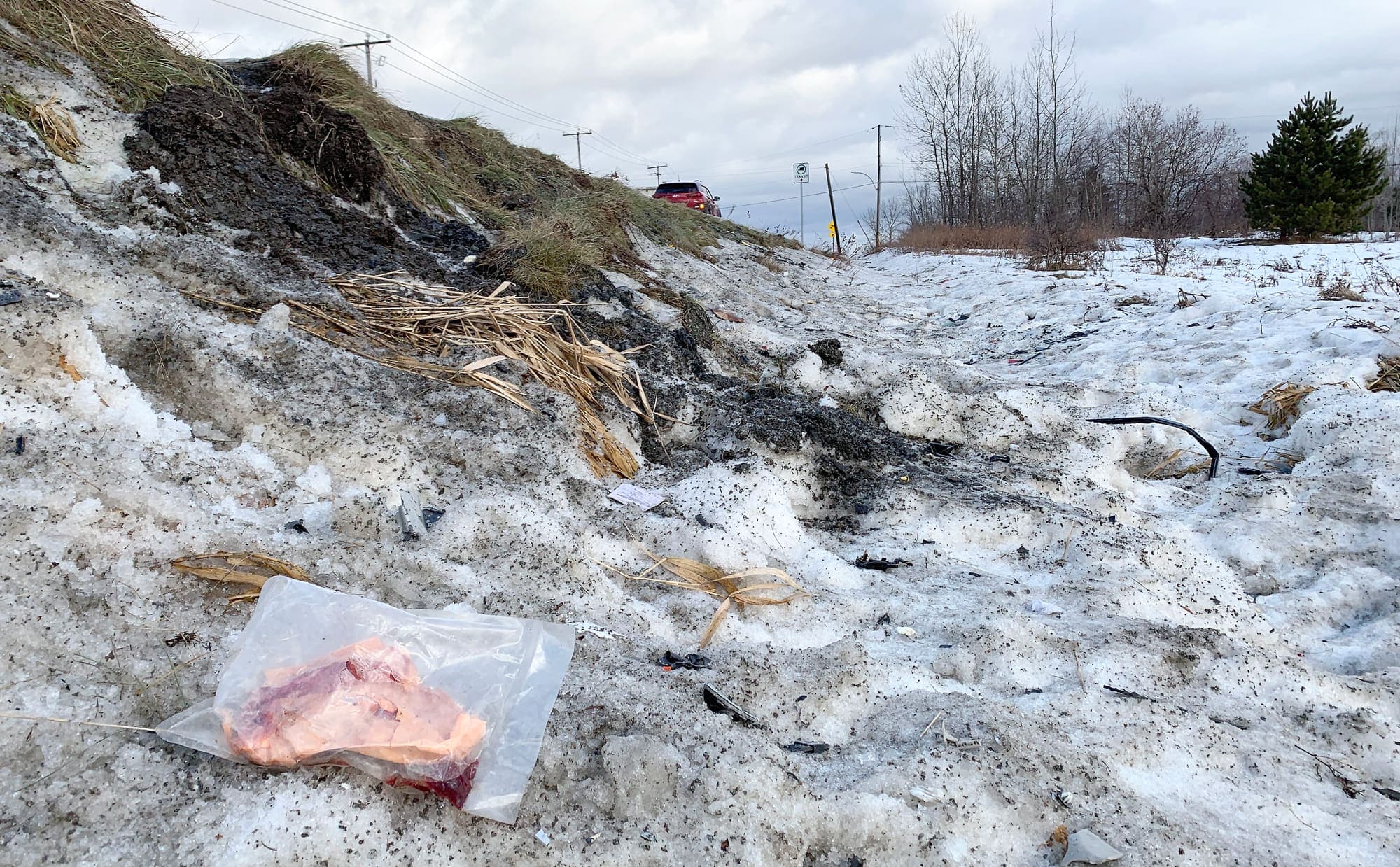 Au lendemain du drame, des débris étaient toujours visibles sur les lieux de l’accident, en bordure du chemin.