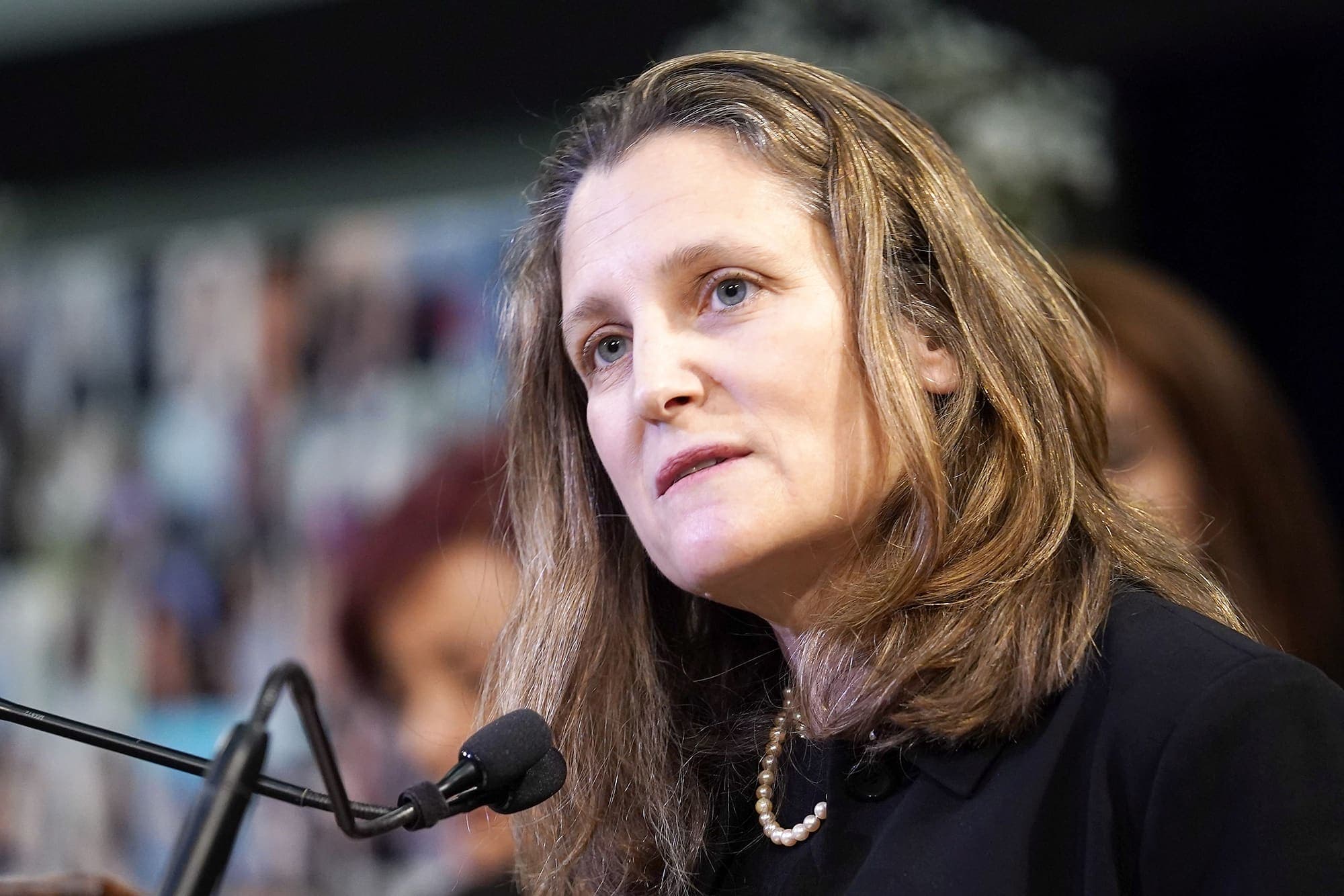 La récente mise à jour économique de la ministre des Finances Chrystia Freeland prévoit des dizaines de milliards de dépenses pour contrer les effets possibles du variant Omicron.