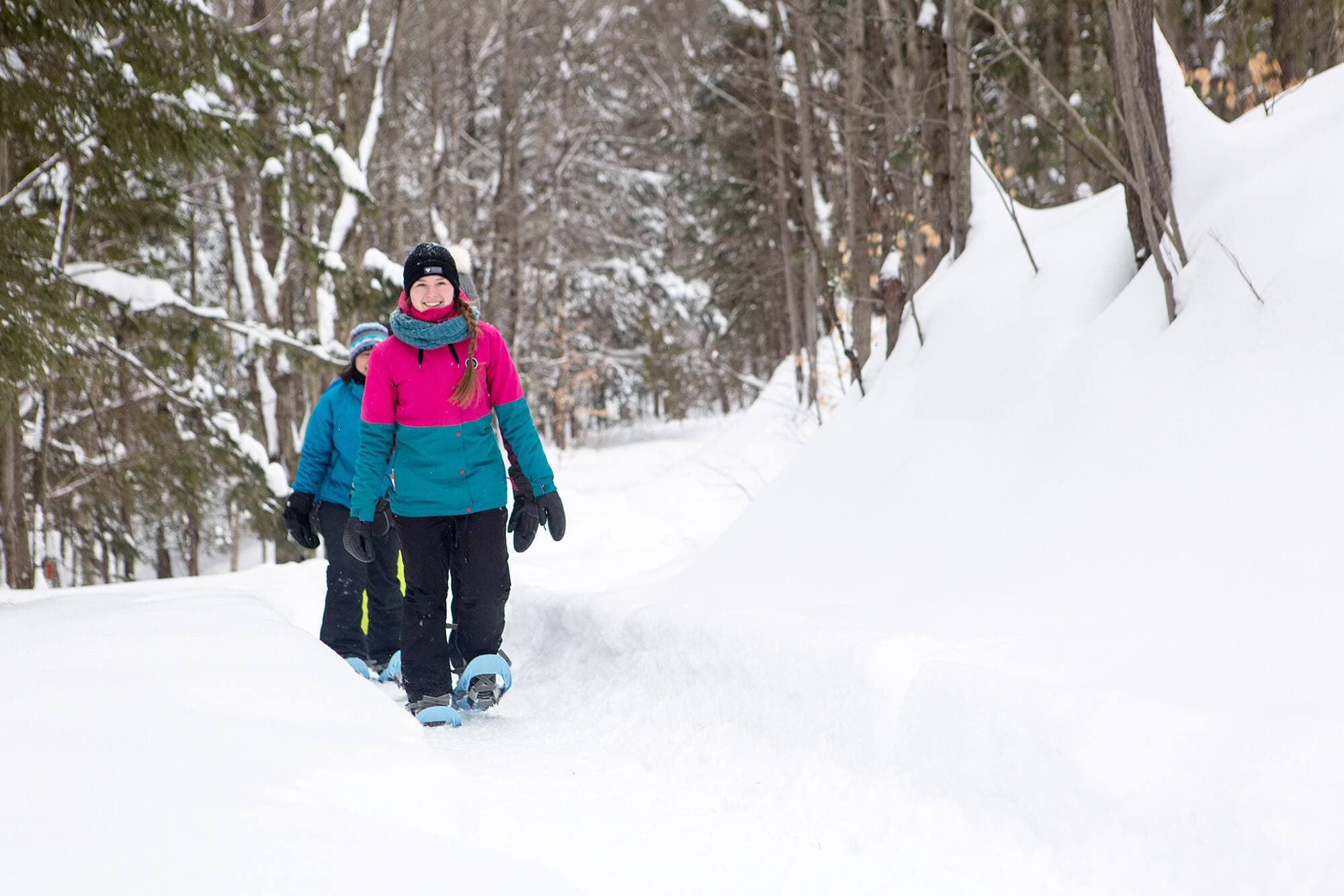 Des sentiers de raquette de niveau facile font la joie des enfants et des plus grands.