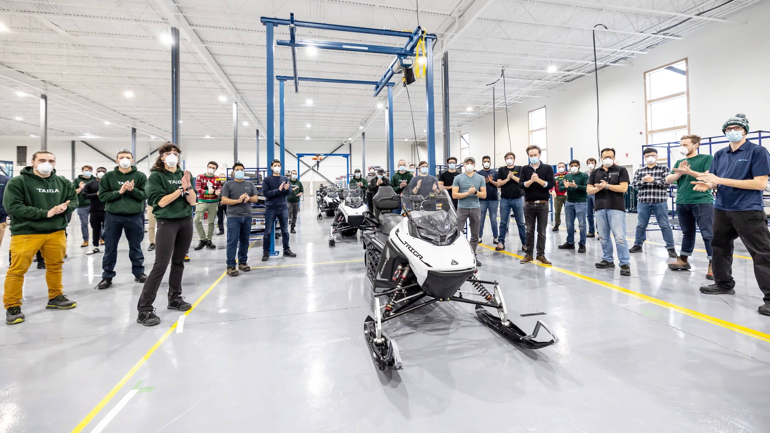 Entre « trois et cinq » motoneiges électriques ont été produites ces derniers jours dans l’usine montréalaise de Taiga. L’entreprise espère livrer ses premières commandes dans quelques semaines.