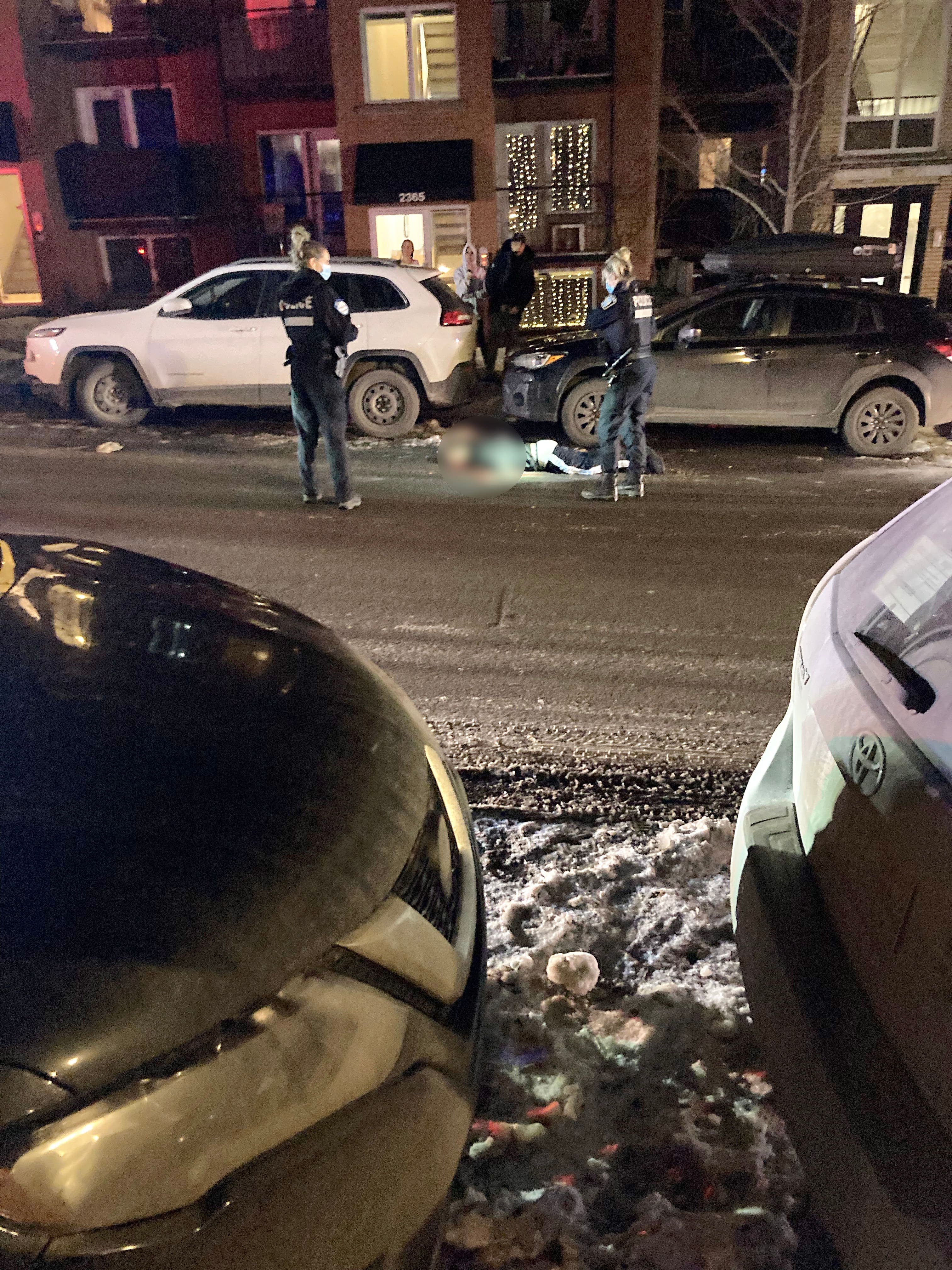Un témoin a capté des images de la scène après que Charles-Olivier Boucher Savard a été tué, mercredi soir, avenue des Érables, dans le quartier Centre-Sud, à Montréal.