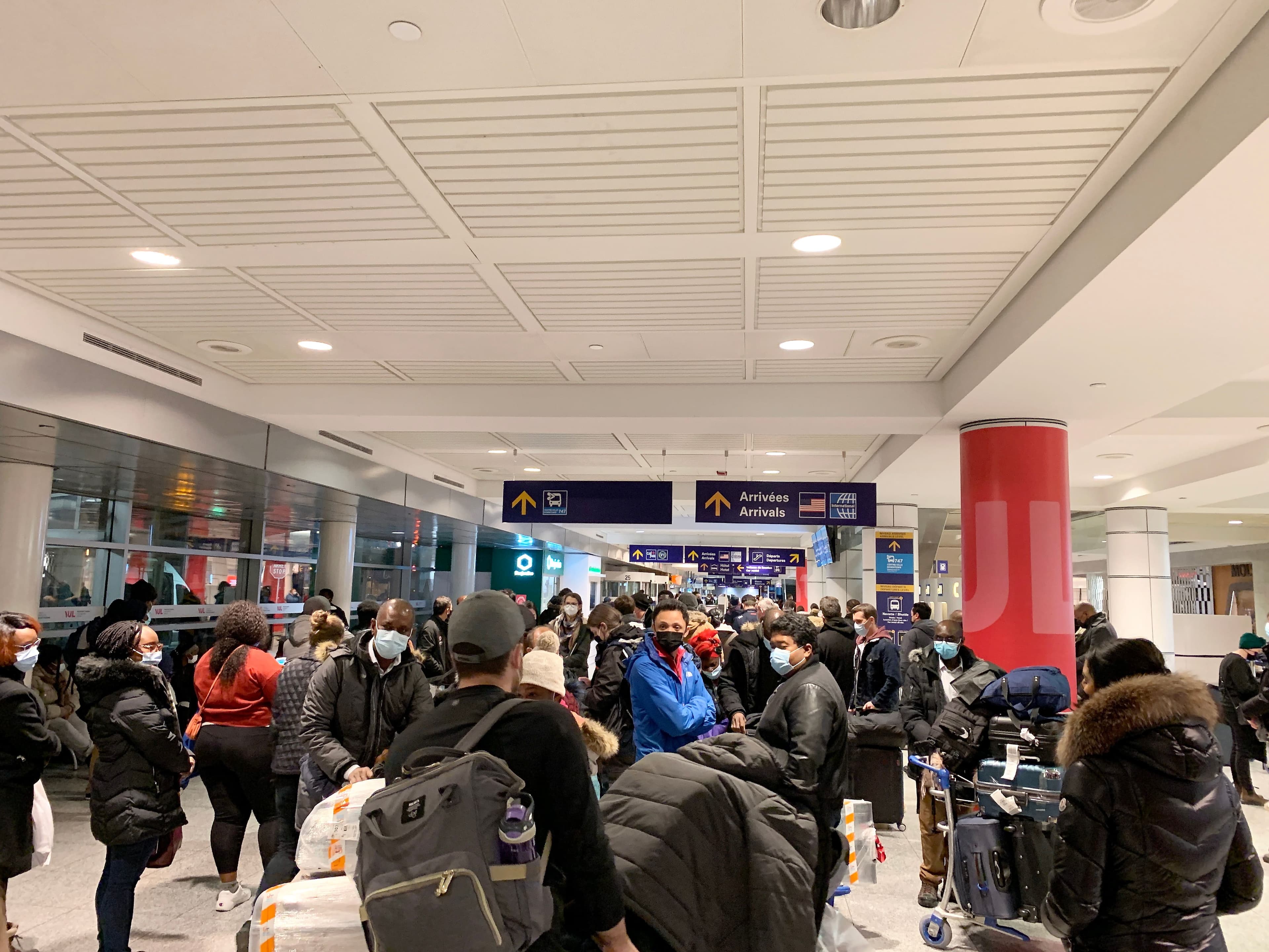 Plusieurs personnes étaient entassées en attendant des voyageurs internationaux dimanche à l’aéroport Montréal-Trudeau.