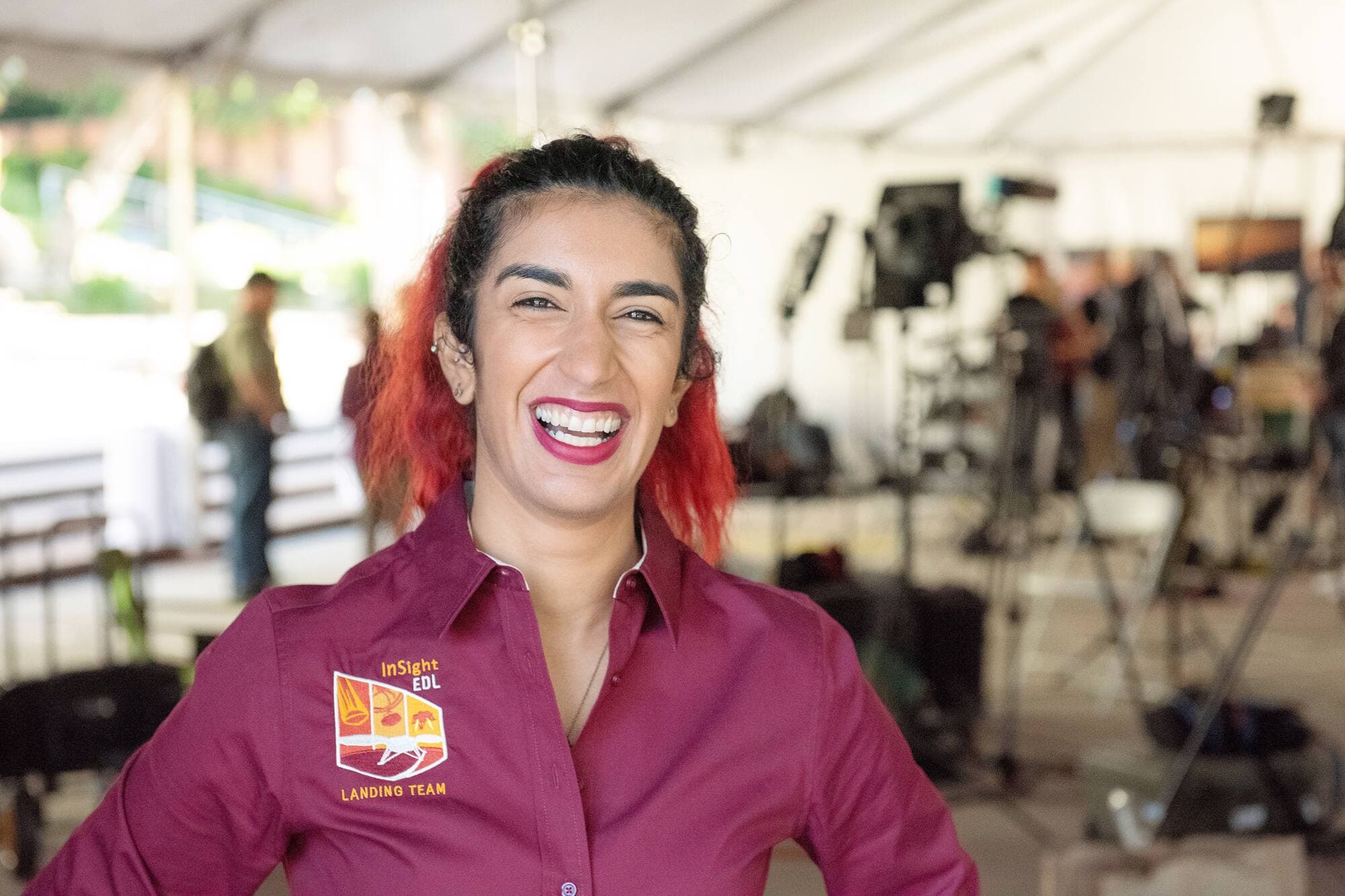 L’ingénieure en aérospatiale s’est fait teindre les cheveux en référence à Mars, la planète rouge.