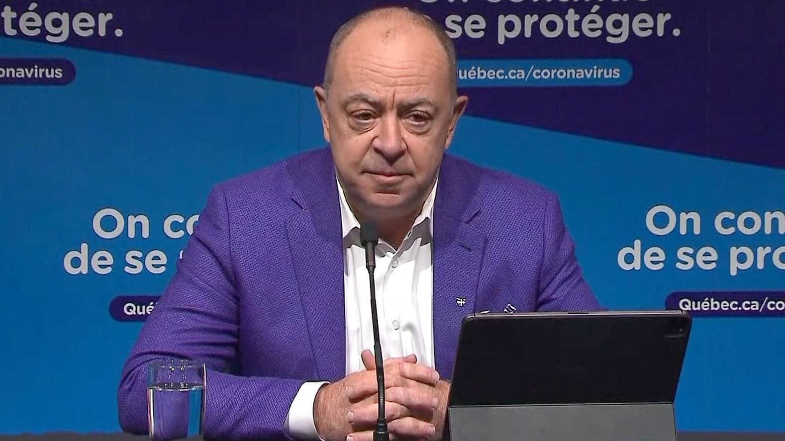 En conférence de presse, aujourd'hui, le ministre de la Santé et des Services sociaux, Christian Dubé, a souligné que pas moins de 7000 travailleurs du réseau étaient actuellement absents en raison de la COVID et que ce chiffre pourrait grimper rapidement à 10 000.