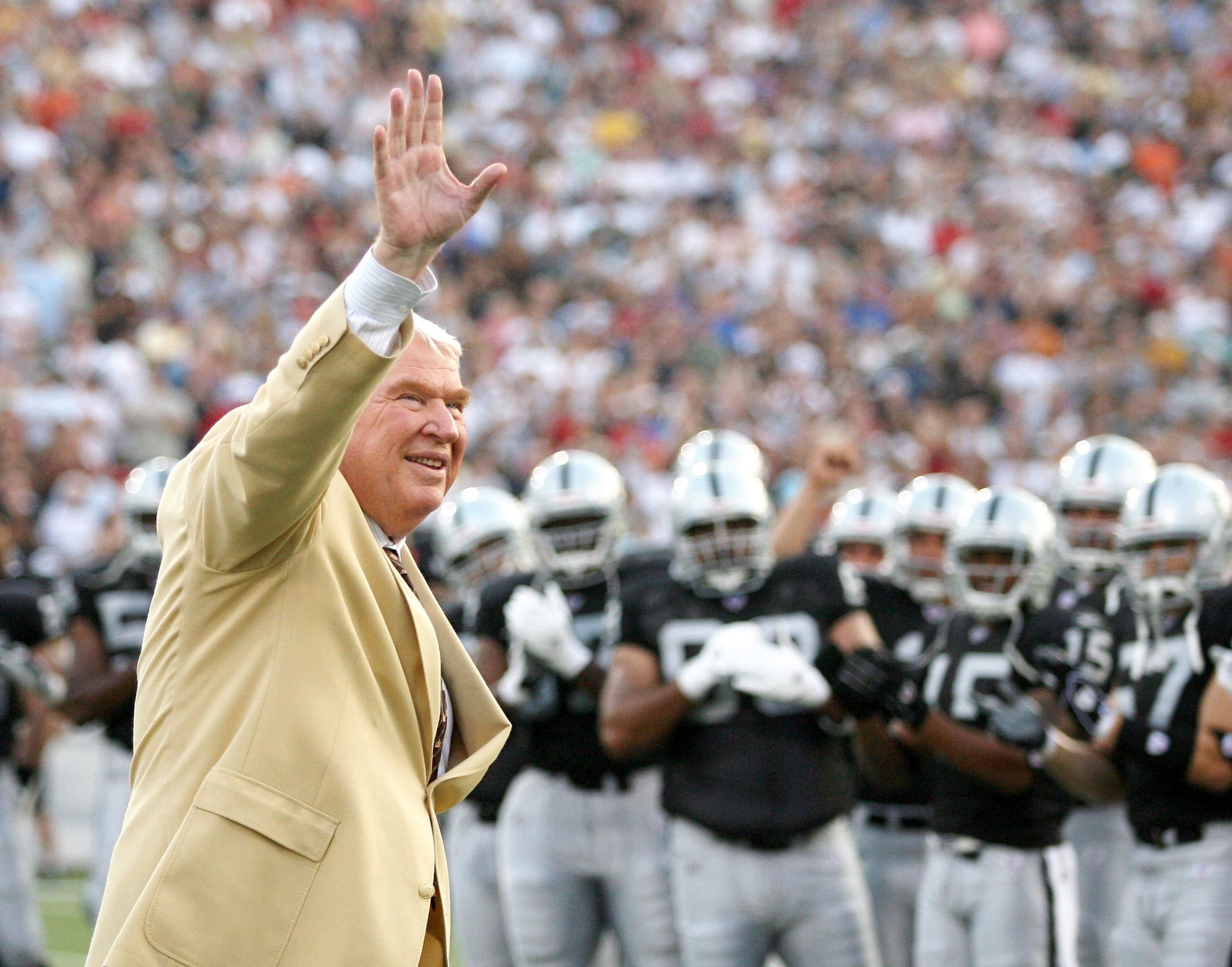 John Madden saluant la foule avant le traditionnel match du Temple de la renommée du football à Canton en Ohio en 2006.