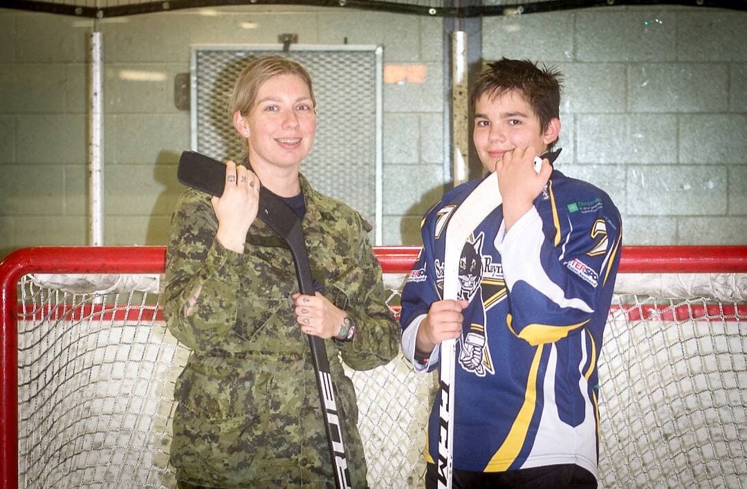 Fanny Chalifoux, une militaire déployée à Halifax, compte se trouver un deuxième emploi cette année afin de payer les saisons de hockey de son fils Erick (sur la photo) et de sa fille Élizabeth.