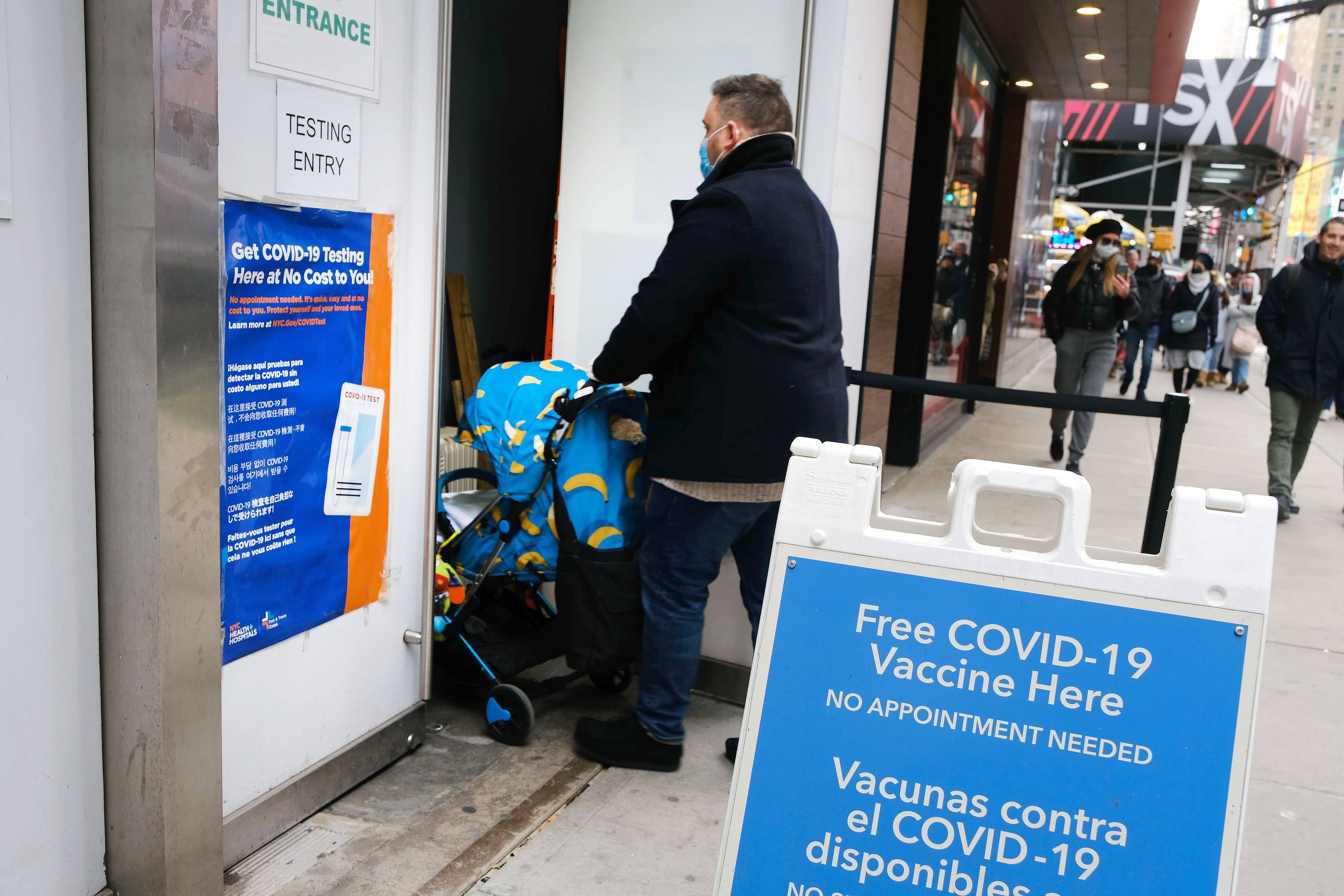 À New York, un homme entre dans une clinique où la vaccination contre la COVID-19 est offerte gratuitement.