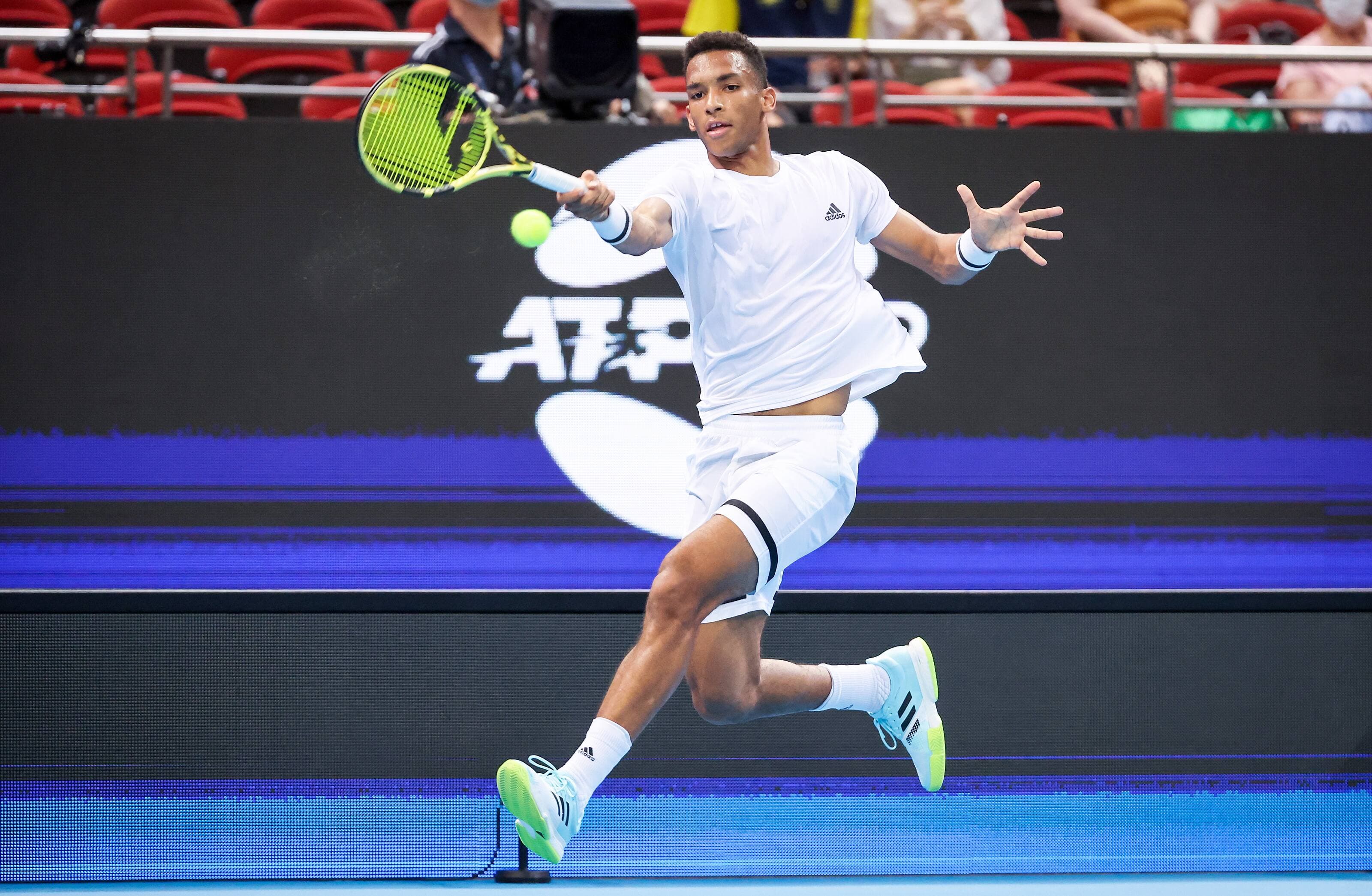 Félix Auger-Aliassime en action lors de son match face à Taylor Fritz, dimanche.