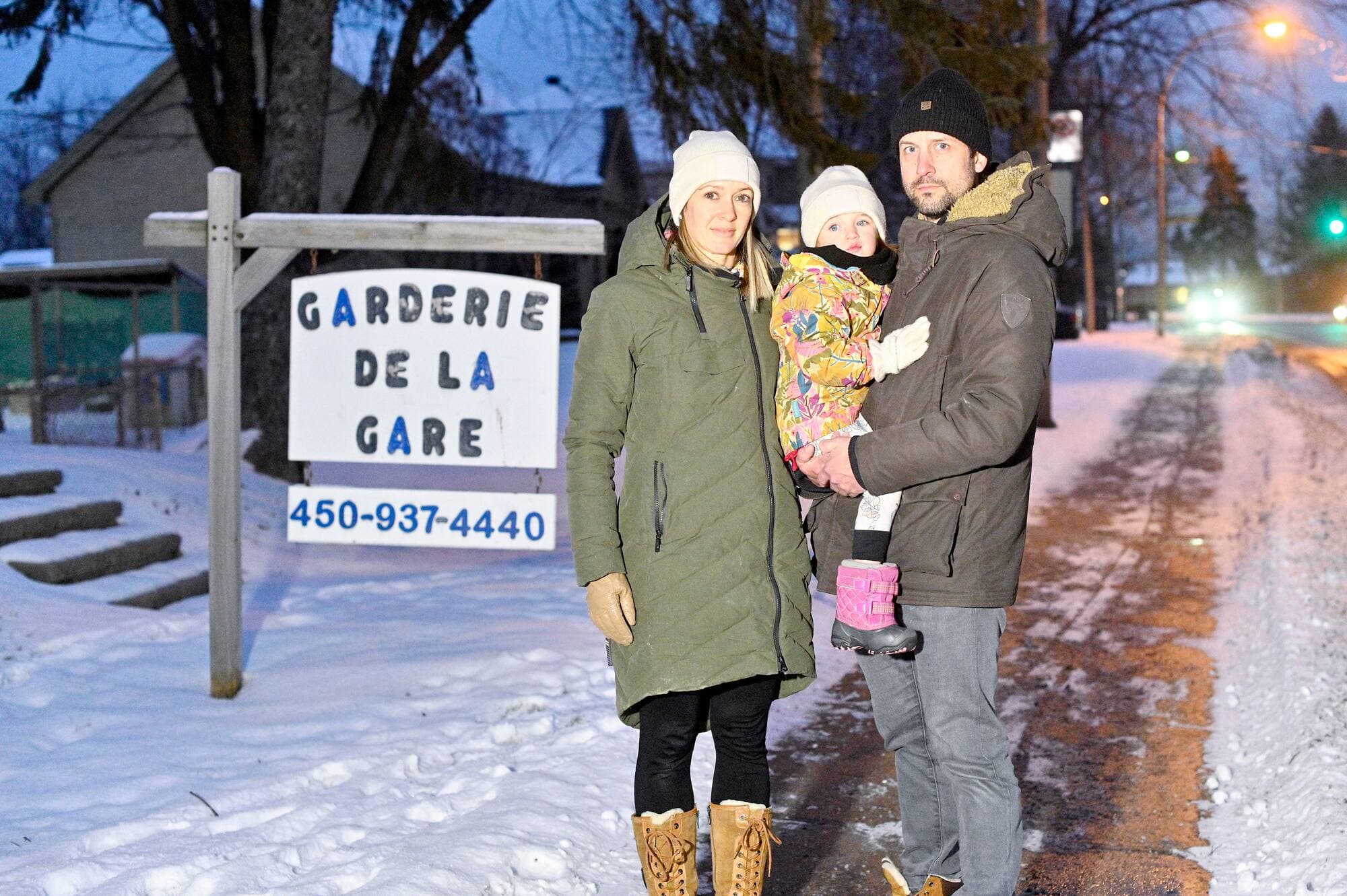 Véronique Décoste et son conjoint, Adam Morneau, ont moins de quatre mois pour trouver une place pour leur fille Mila, puisque la Garderie de la Gare doit fermer en avril prochain.