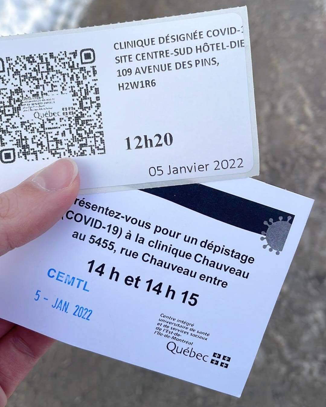 Des cliniques donnaient aujourd'hui des coupons pour se faire dépister plus tard dans la journée.