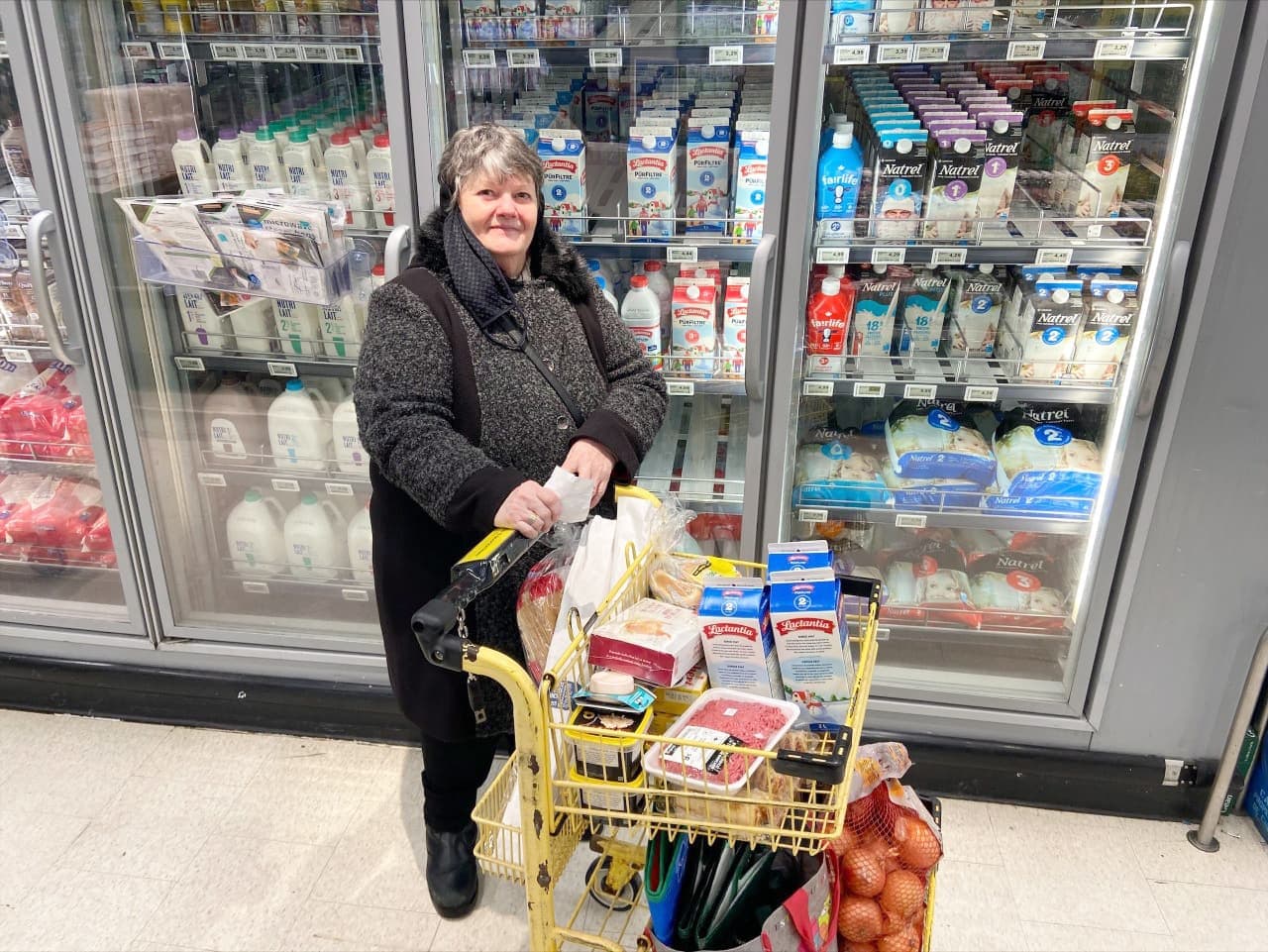 Jocelyne Thibault, qui faisait son épicerie au Maxi, dans le quartier Rosemont hier, a dit vouloir continuer à acheter du lait québécois même si le prix des aliments, ça commence à être « l’enfer », à son avis.