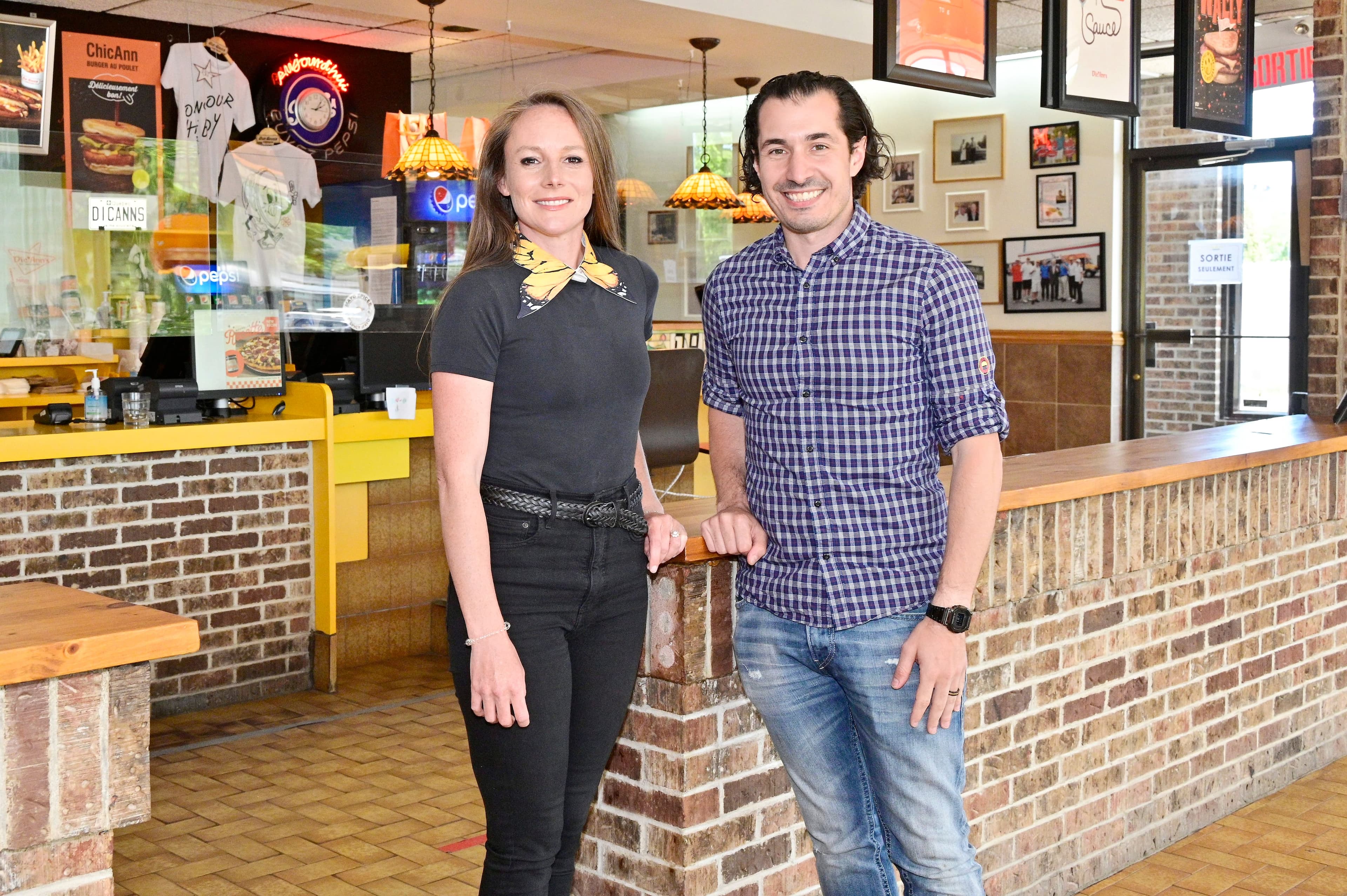 Les cousins Delbina Potenza et Anthony Zammit, ici dans la succursale de Chomedey, à Laval, sont à la tête de la chaîne de restaurants Dic Ann’s, fondée par le grand-père d’Anthony.