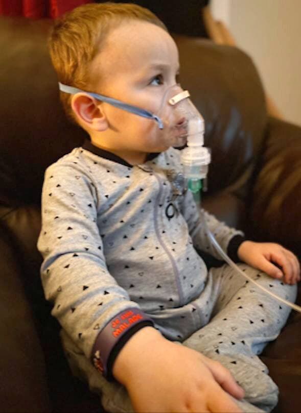 Le petit Charly doit subir plusieurs traitements qui durent environ deux heures et demie par jour. Il reçoit notamment un traitement salin afin de faciliter sa respiration.