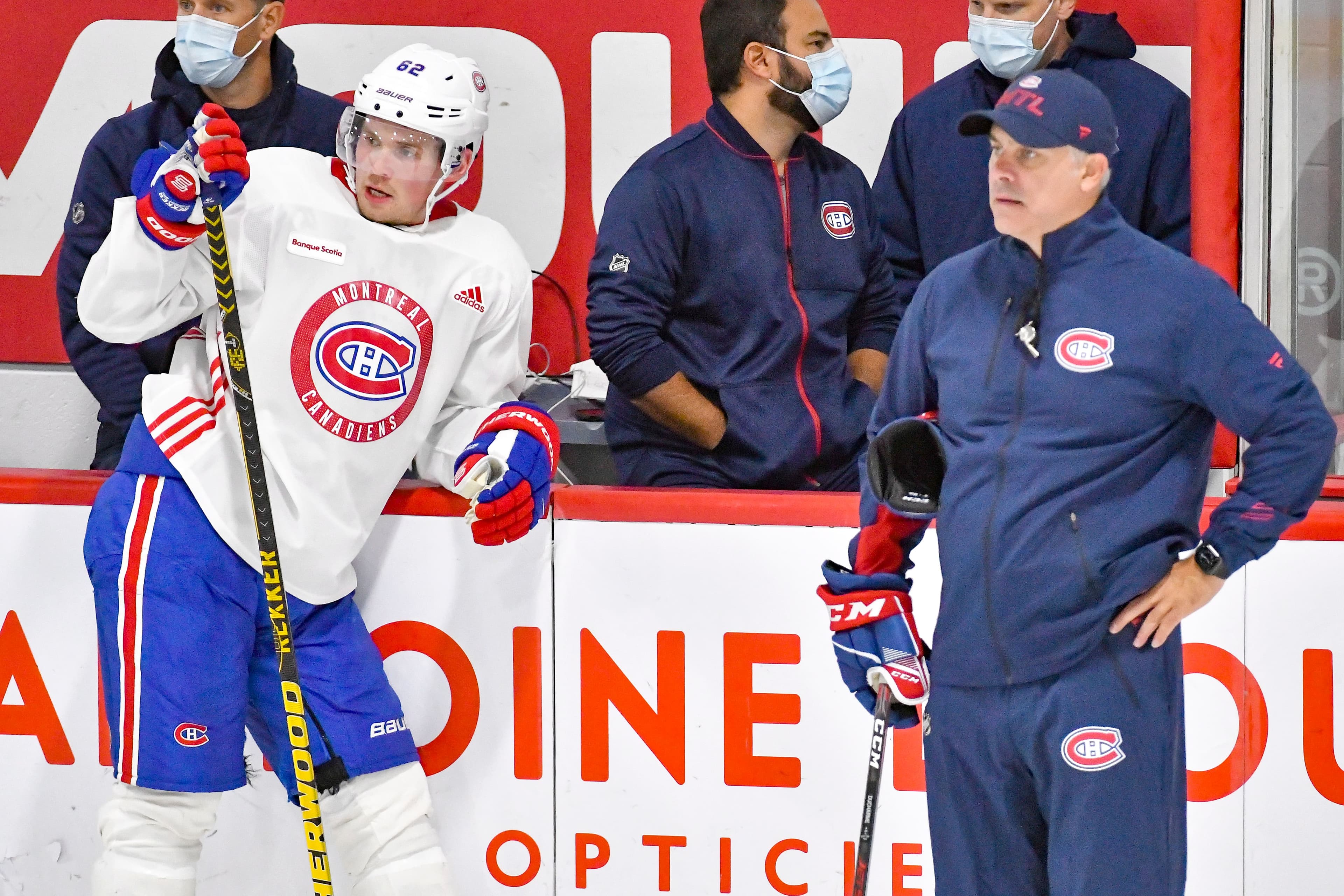 Artturi Lehkonen et l’entraîneur-chef Dominique Ducharme lors d’une séance d’entraînement au Complexe Sportif Bell de Brossard, en septembre dernier.