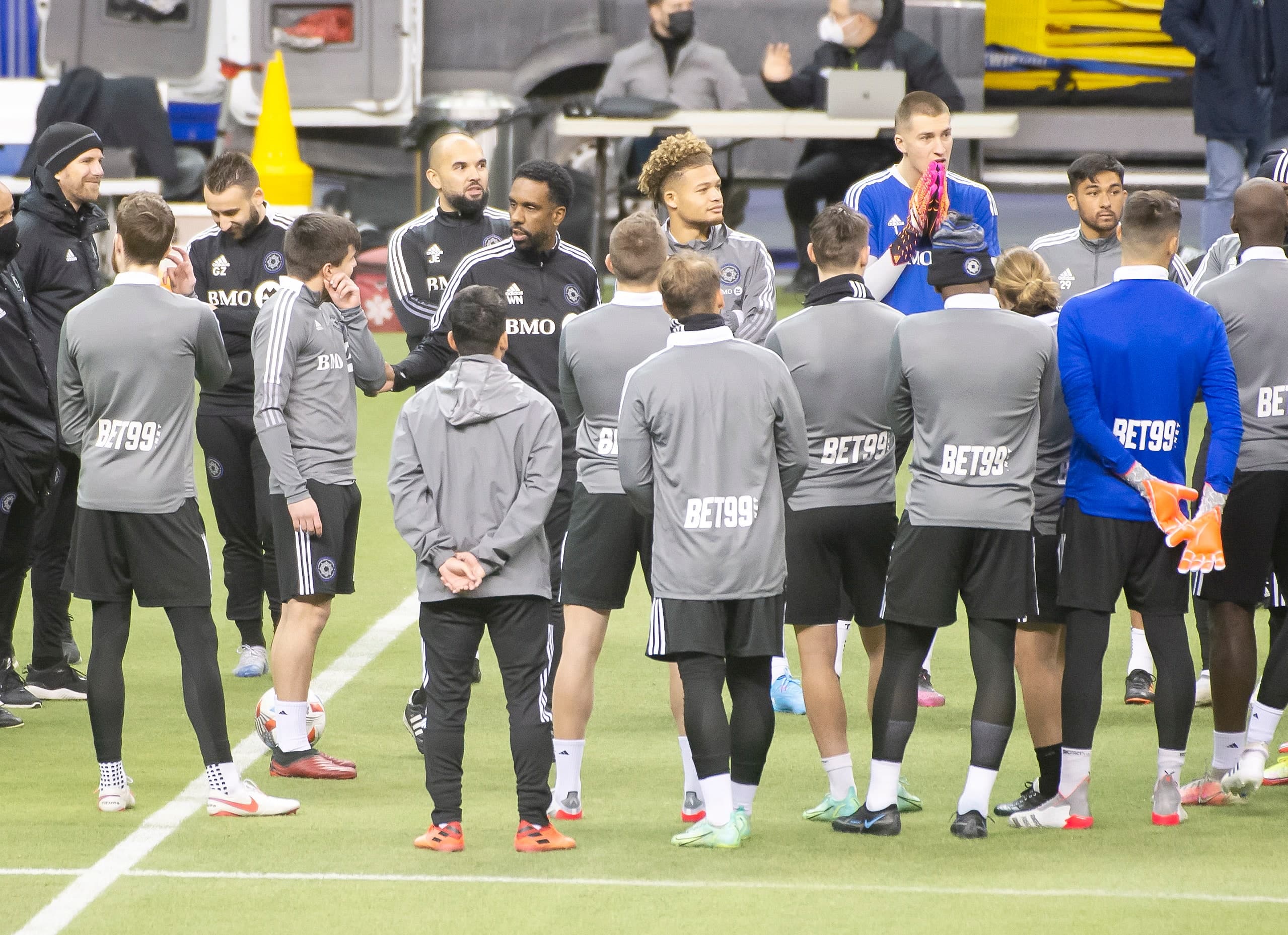 Wilfried Nancy dirige une réunion d’équipe lors de la pratique du CF Montréal au Stade Olympique, le 12 janvier dernier.