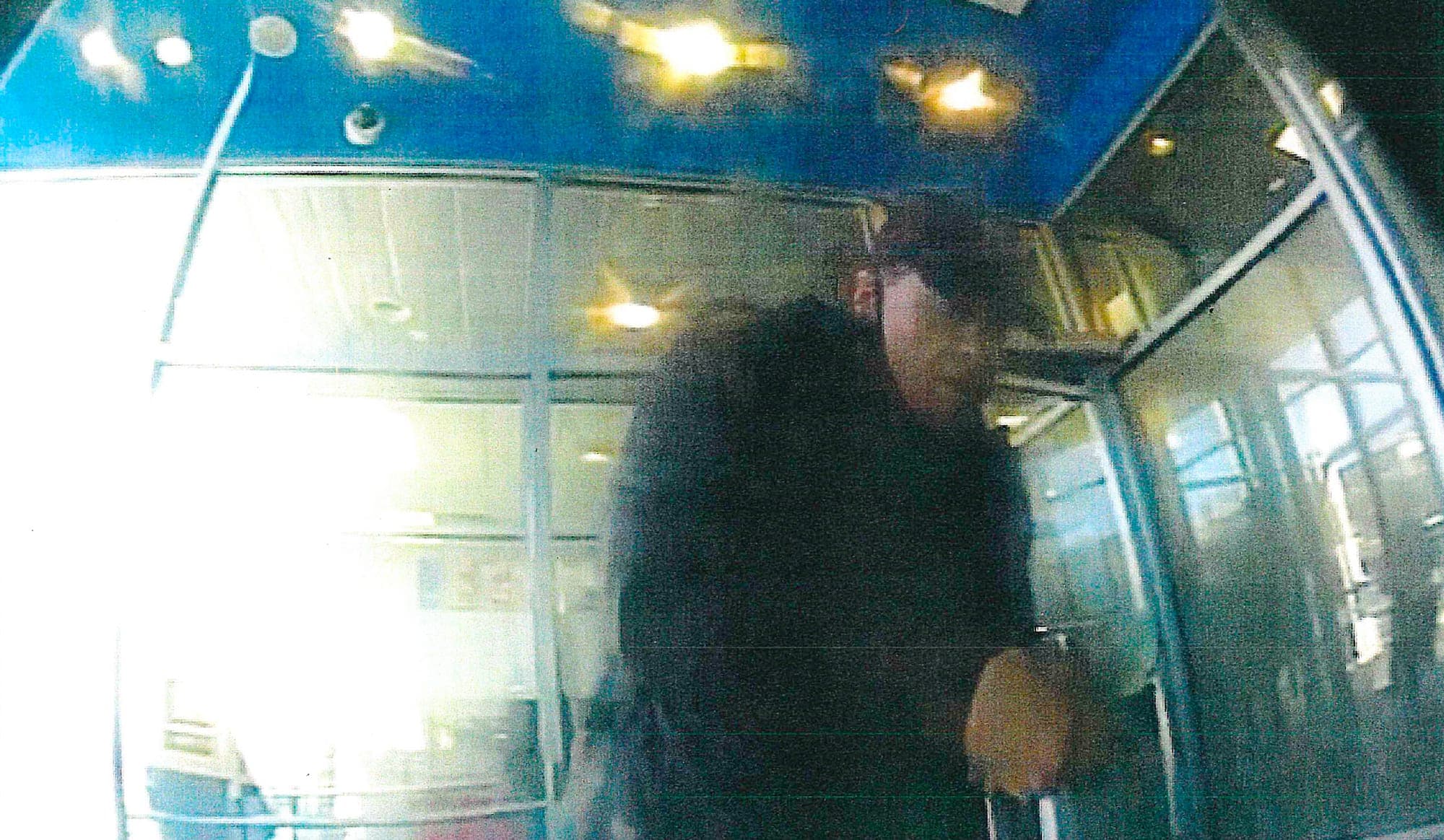 Environ 40 minutes plus tard, Keramarios a tenté de déposer l’argent volé à la Banque de Montréal.