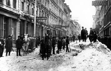 Déneigement de la rue Notre-Dame, à Montréal, en 1887, à l’aide d’une charrue tirée par un cheval.