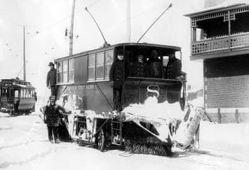 Les tramways électriques munis d’un chasse-neige ou d’un balai amovible apparaissent en 1892. Ici, des employés du tramway de Montréal, en 1895.