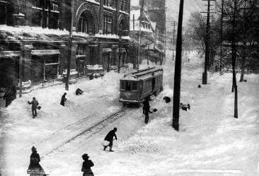 Journée de tempête, rue Sainte-Catherine, à Montréal, en 1893. La souffleuse n’étant pas encore inventée, il fallait déneiger son entrée à la pelle.