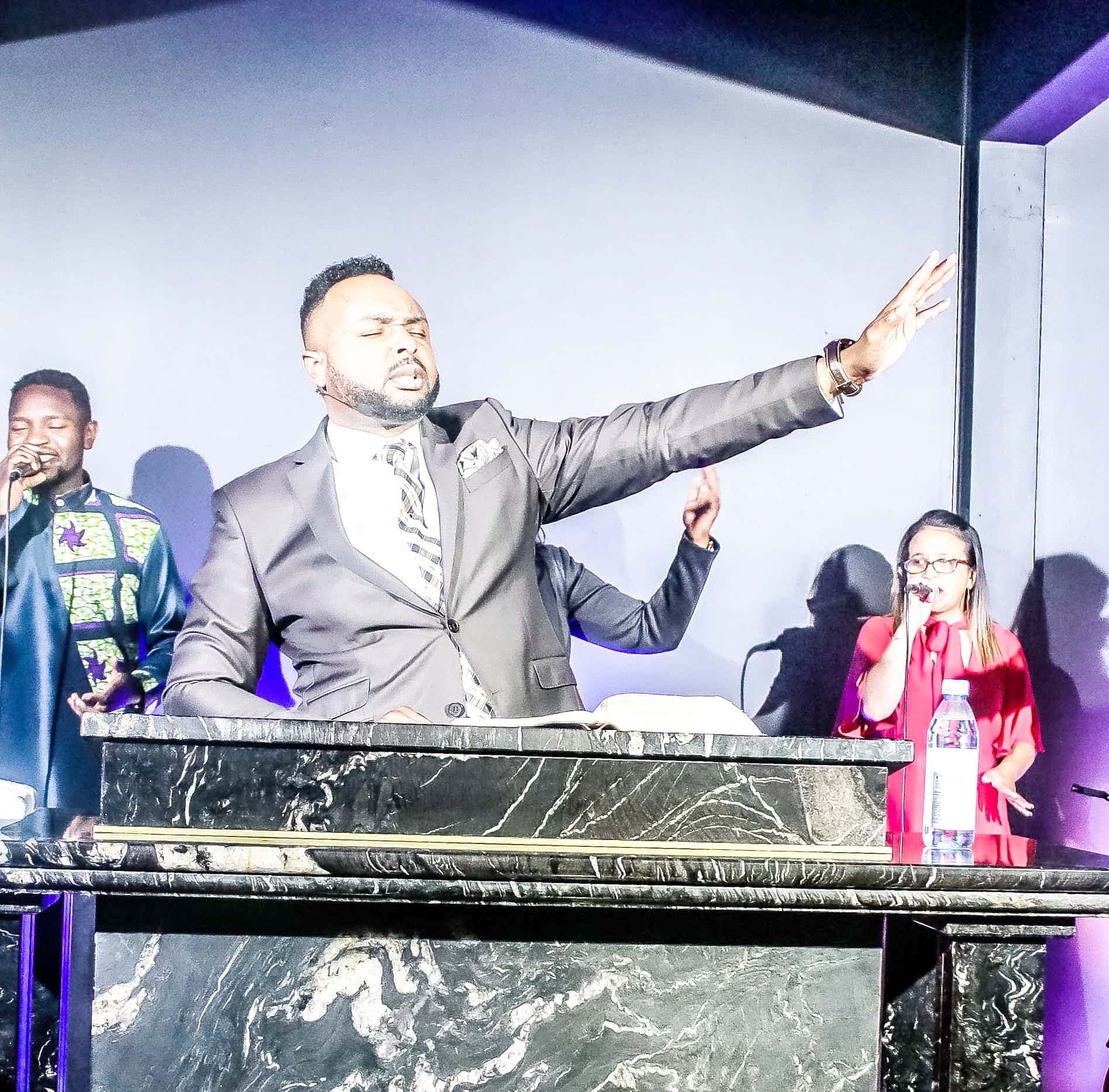 Paul Mukendi donnant une séance de prières au Québec le 15 août dernier, quelques jours avant de s’enfuir en République démocratique du Congo.