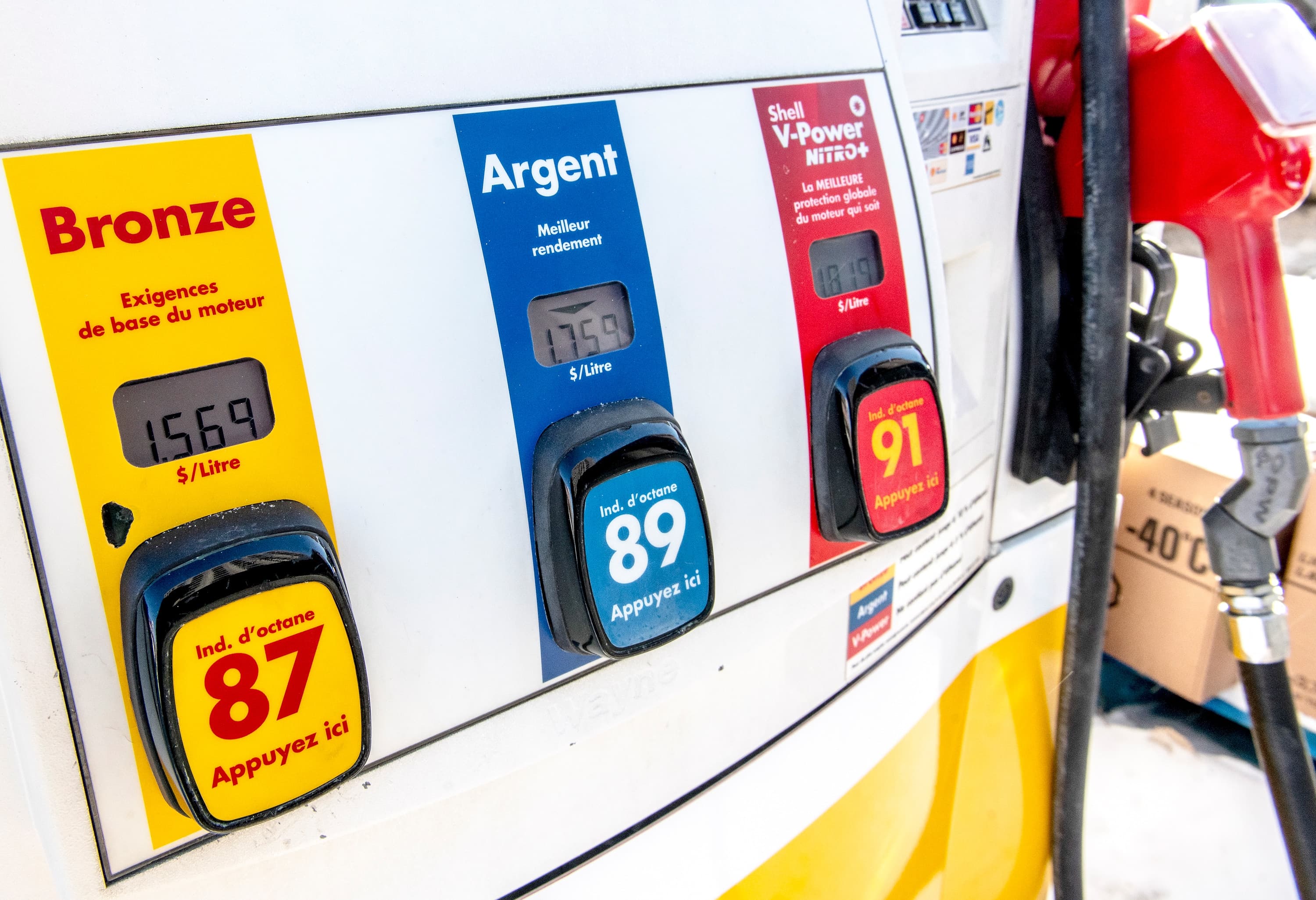 Les essences à plus haute performance dépassent déjà, comme à droite, à Montréal, la barre des 1,75 $.