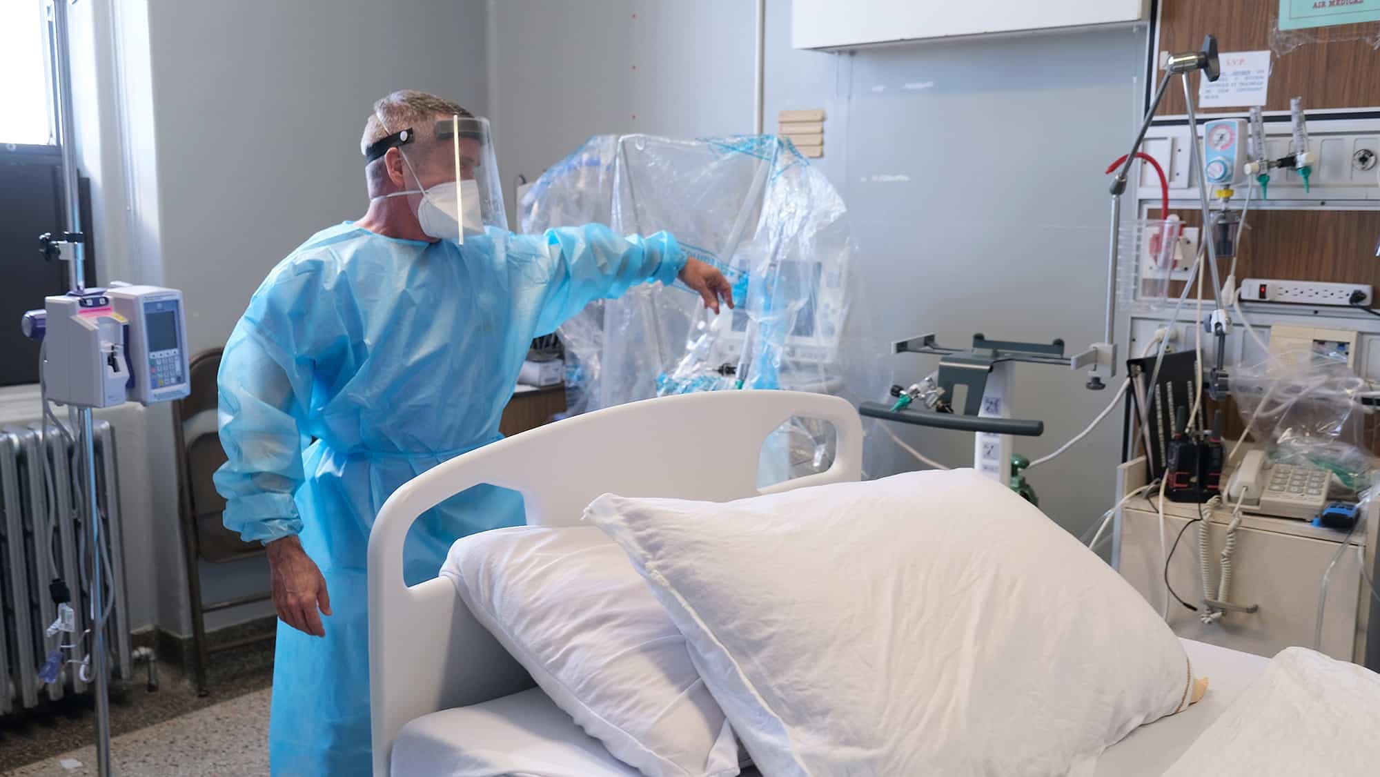 Le Journal avait eu droit à une visite de l’Hôpital de Verdun en février 2021, où les employés épuisés reprenaient leur souffle après une deuxième vague de COVID-19. Ils craignaient l’arrivée d’une troisième vague et l’histoire leur a donné raison.