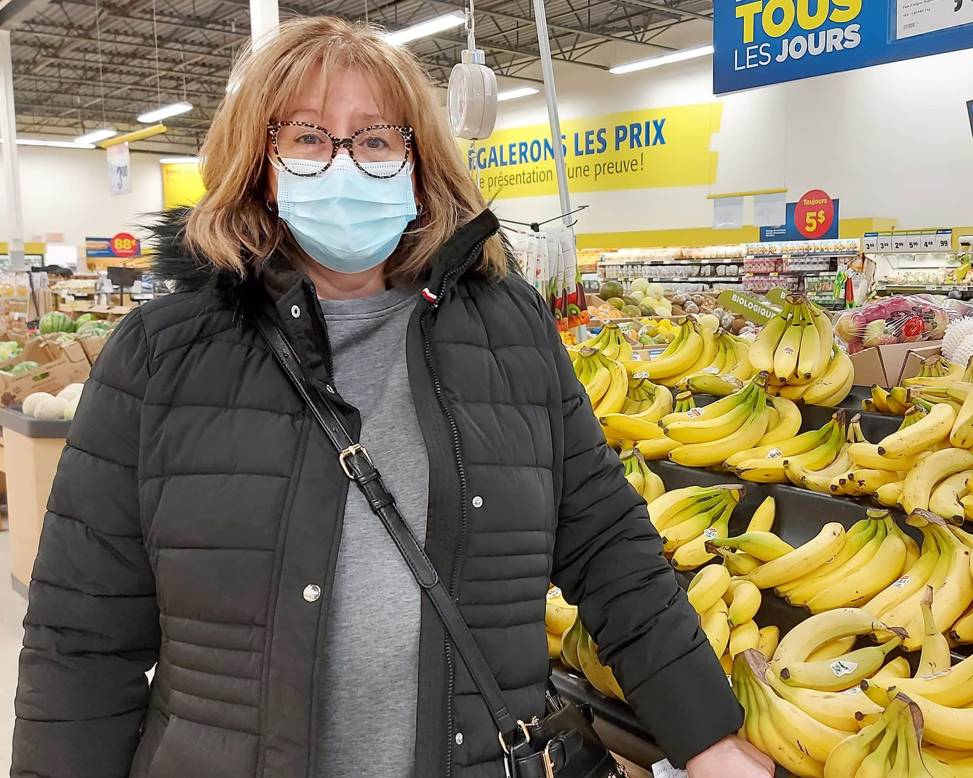 Lyne Riendeau, rencontrée hier dans un Maxi de la Rive-Sud de Montréal, dit qu’elle doit couper dans les gâteries à l’épicerie pour acheter le strict nécessaire : « Des bananes chez nous, c’est une nécessité. C’est dur, mais on n’a pas le choix. On va couper sur d’autres choses. »