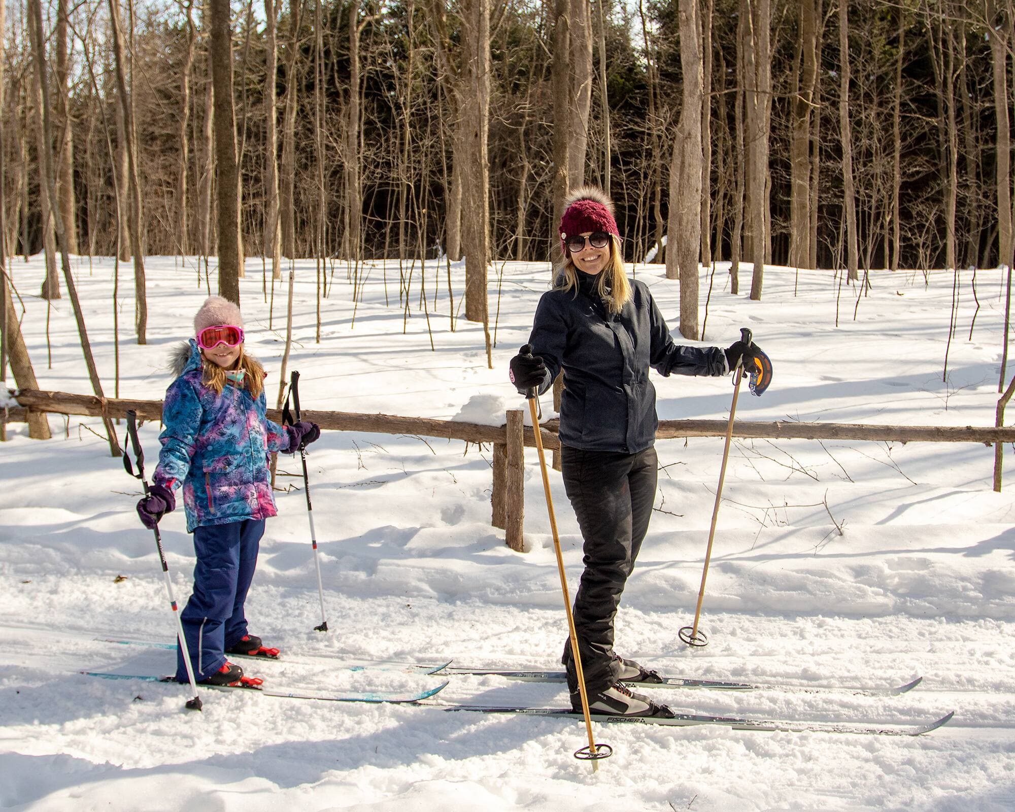 Variant de un à cinq kilomètres, les sentiers de ski de fond conviennent avec des enfants.