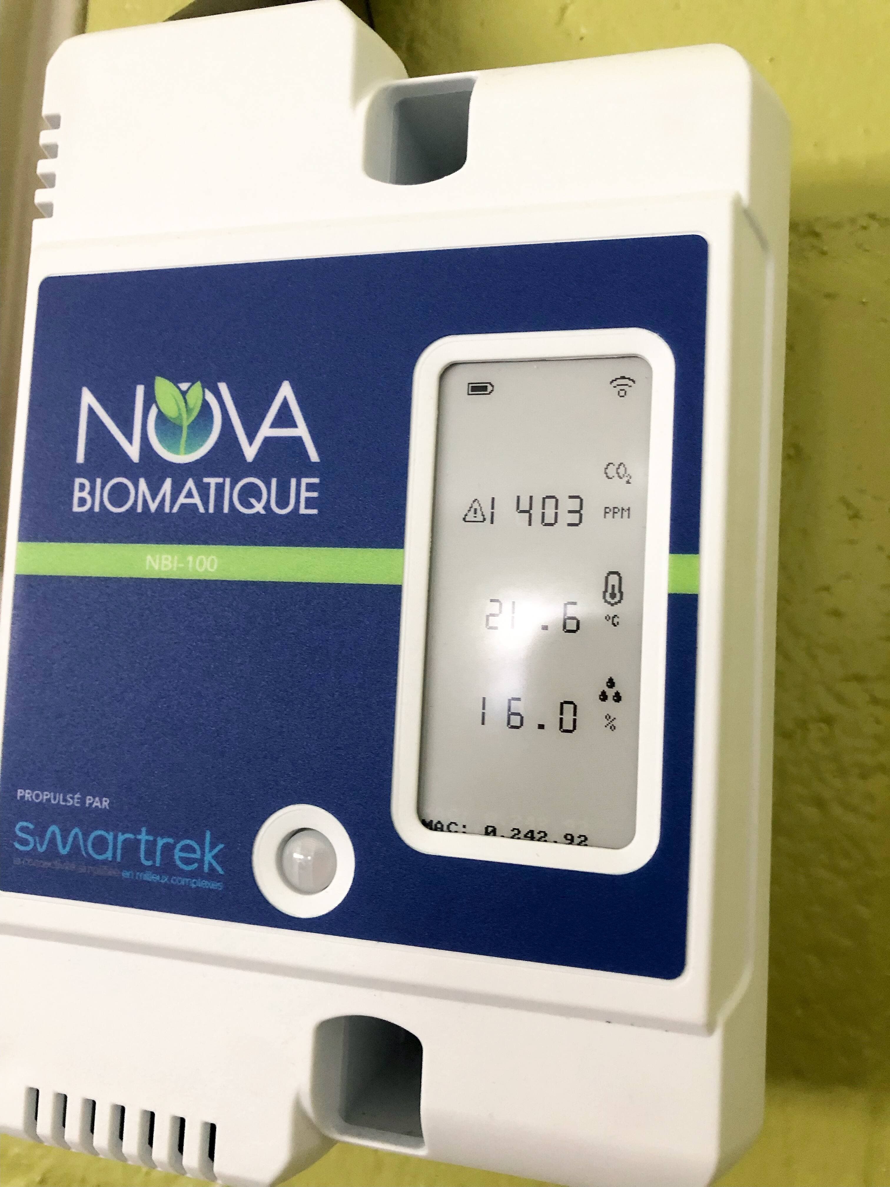 Ce lecteur de CO2 photographié jeudi dans une école de Québec affichait une température de 16 degrés et un taux de CO2 acceptable de 1403 ppm.