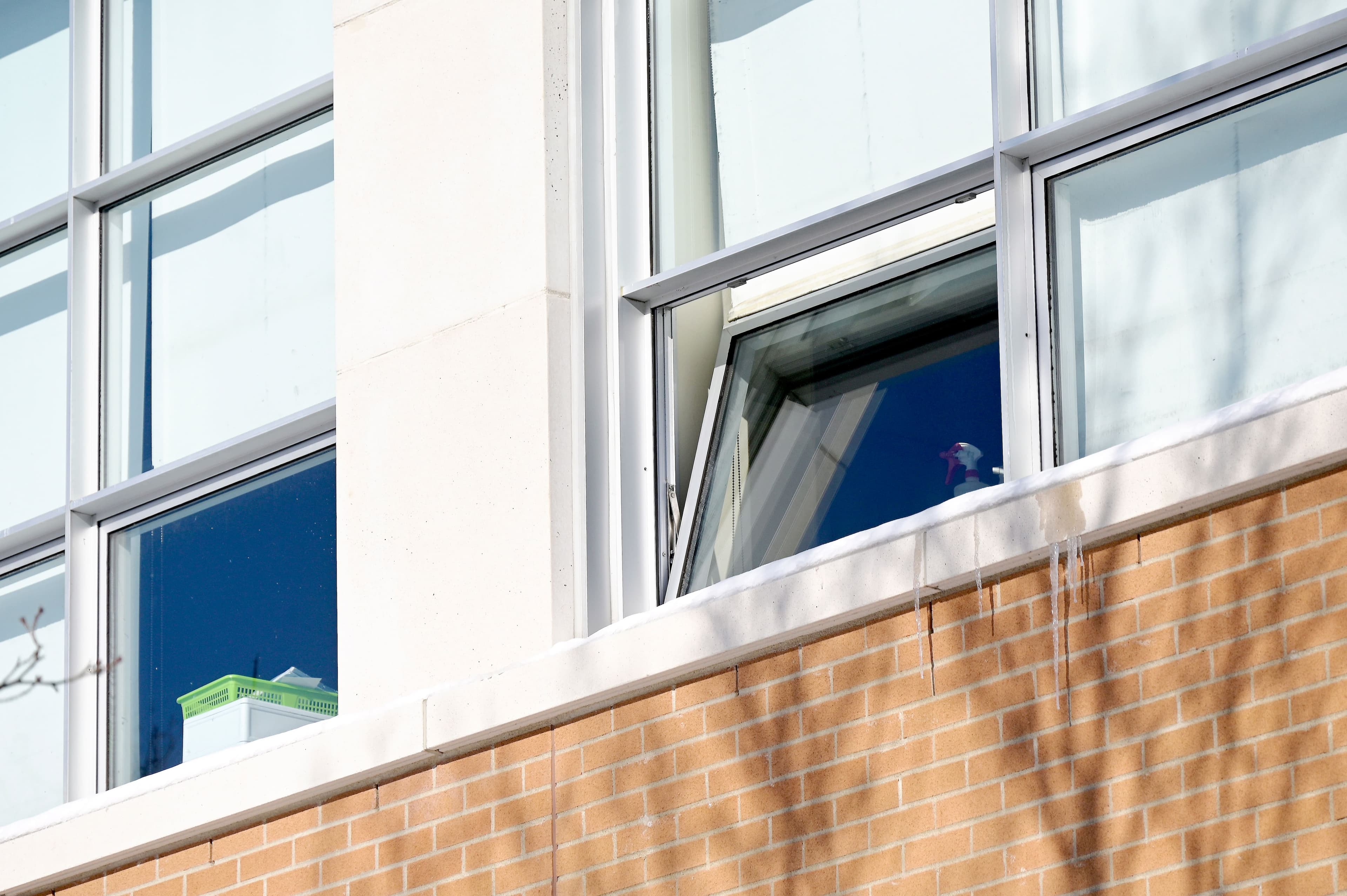 Des écoles ouvrent des fenêtres pour aérer les classes en raison de la COVID-19, comme ce fut le cas jeudi à l’école primaire Les Monarques, à Montréal, alors qu’il a fait -26 degrés Celsius avec le refroidissement éolien en avant-midi.