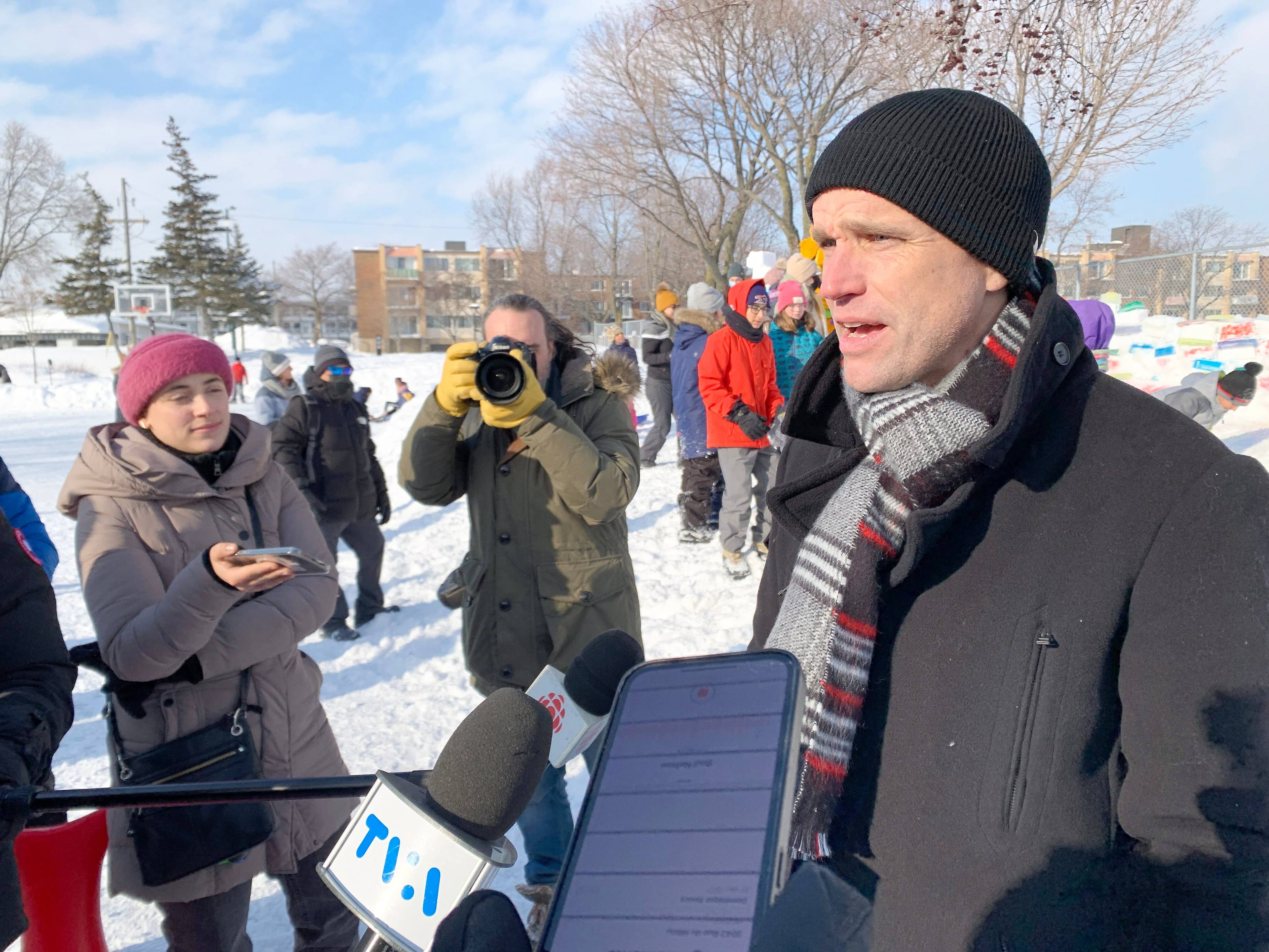 Le maire de Québec, Bruno Marchand, effectuant la tournée des châteaux de neige.
