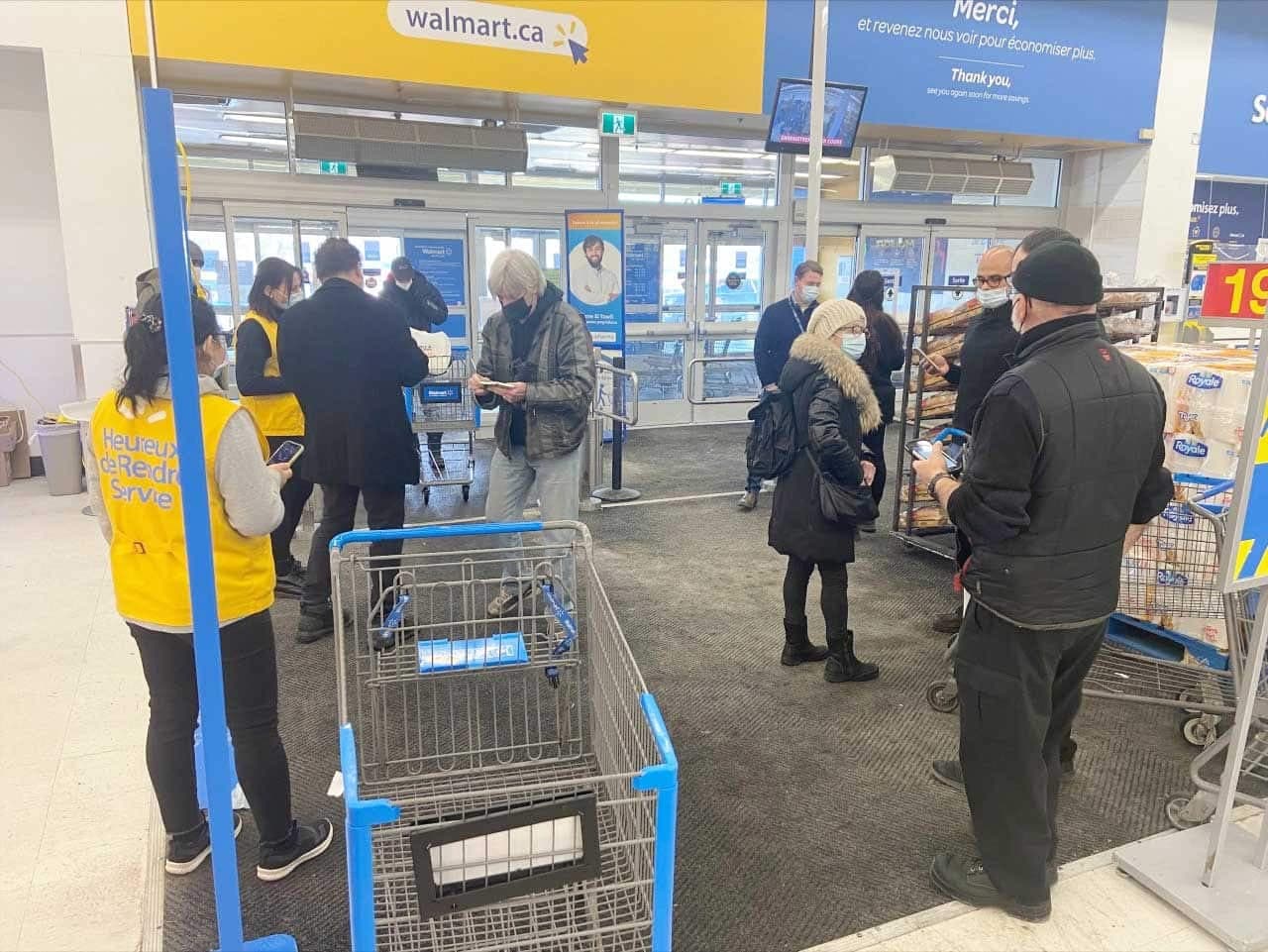 Walmart avait mis le paquet, lundi, rue Jean-Talon à Montréal. Cinq employés et quelques membres de la direction vérifiaient les passeports vaccinaux.