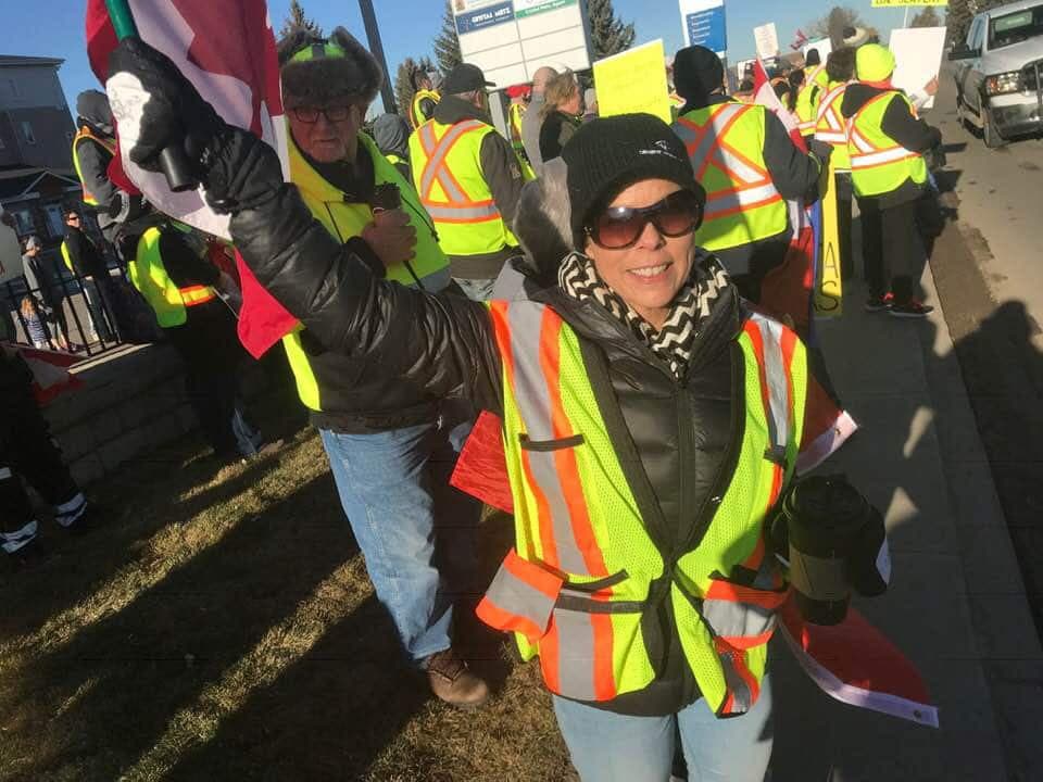 Tamara Lich durant une manifestation des gilets jaunes en Alberta en 2019.