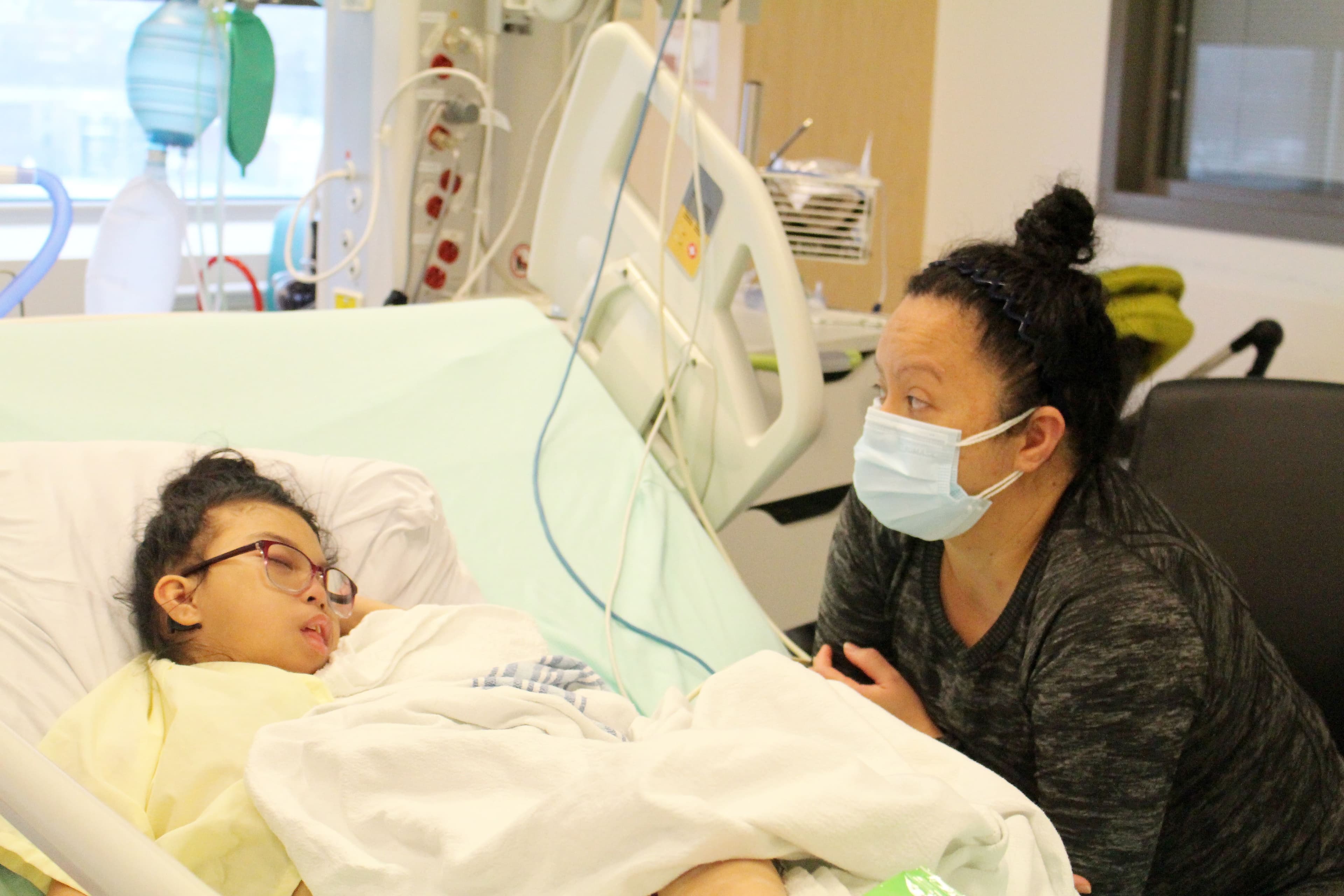 Lindy Sevillo veillait auprès de sa fille Arville, 9 ans, à l’Hôpital de Montréal, qui a été très malade en raison de la COVID-19.