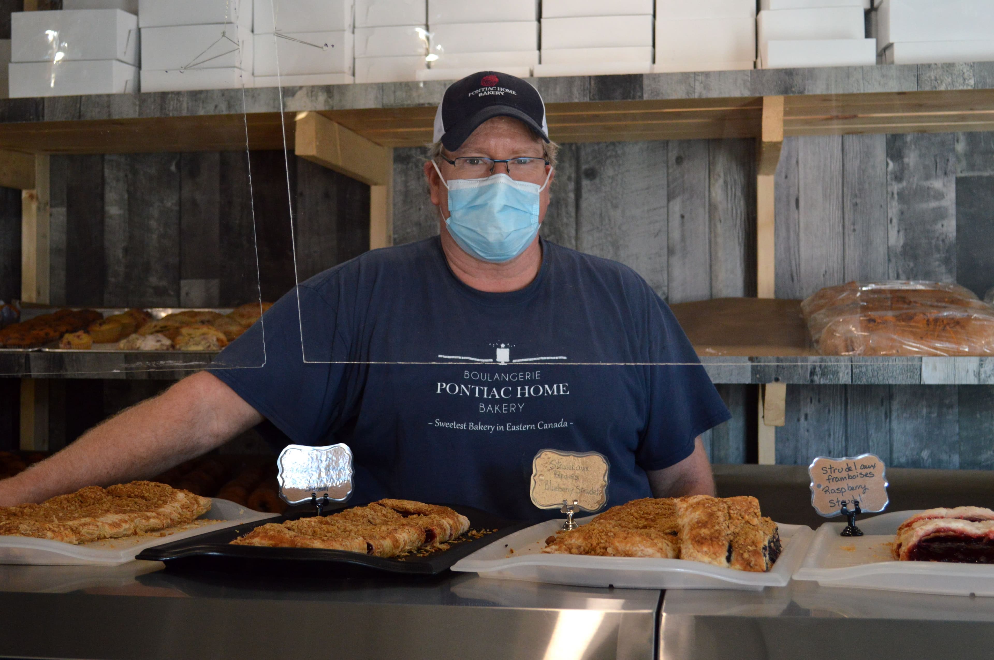 Dan Duggan, propriétaire de la boulangerie Maison Pontiac, se fait un devoir de respecter toutes les règles de la santé publique, comme en témoigne son masque et les Plexiglas dans son commerce établi à Shawville.