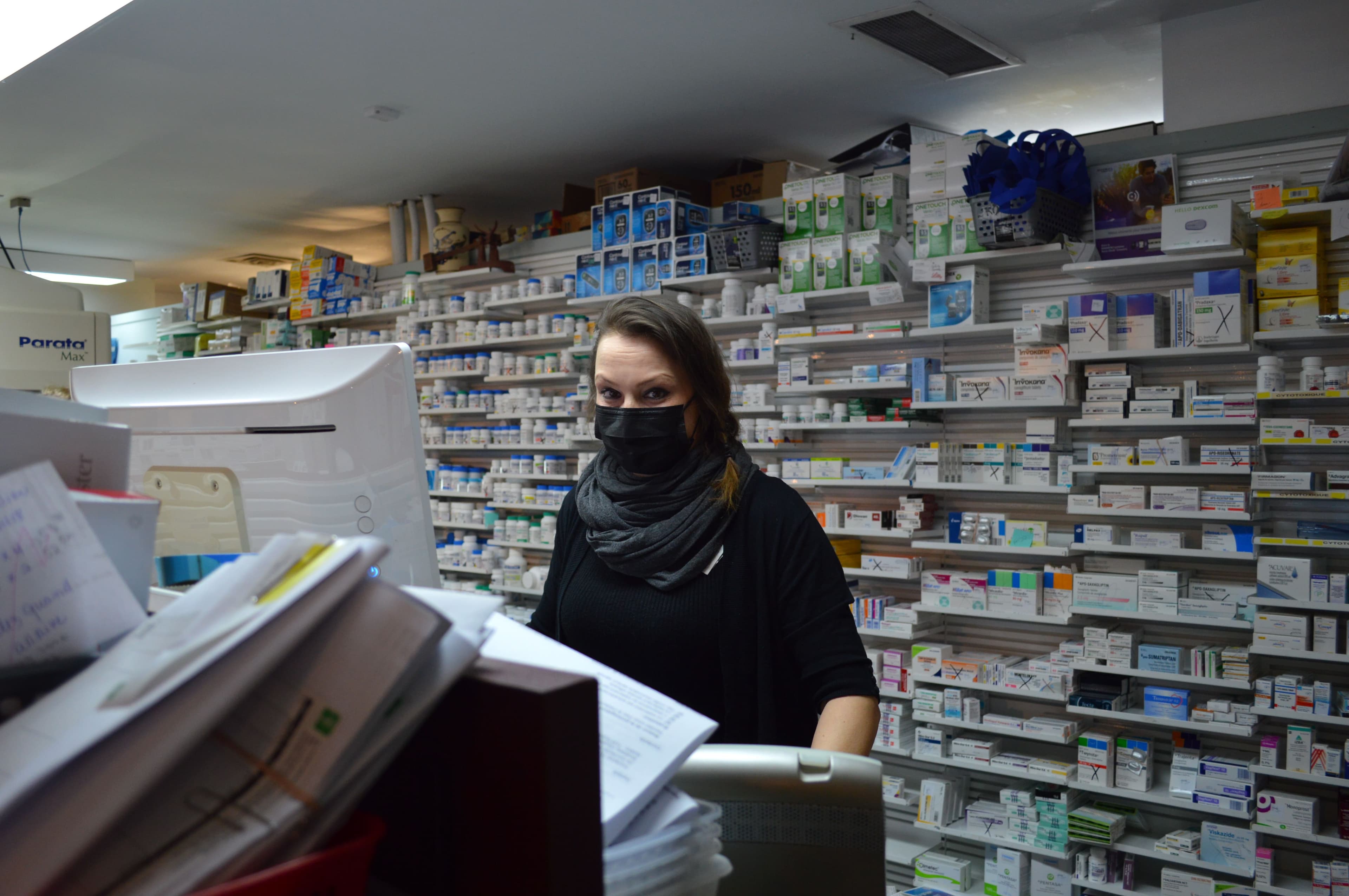 Chaque première dose injectée au Pontiac est un vrai exploit, considère Pavlina Zhivkov, derrière le comptoir de sa pharmacie à Mansfield-et-Pontefract.