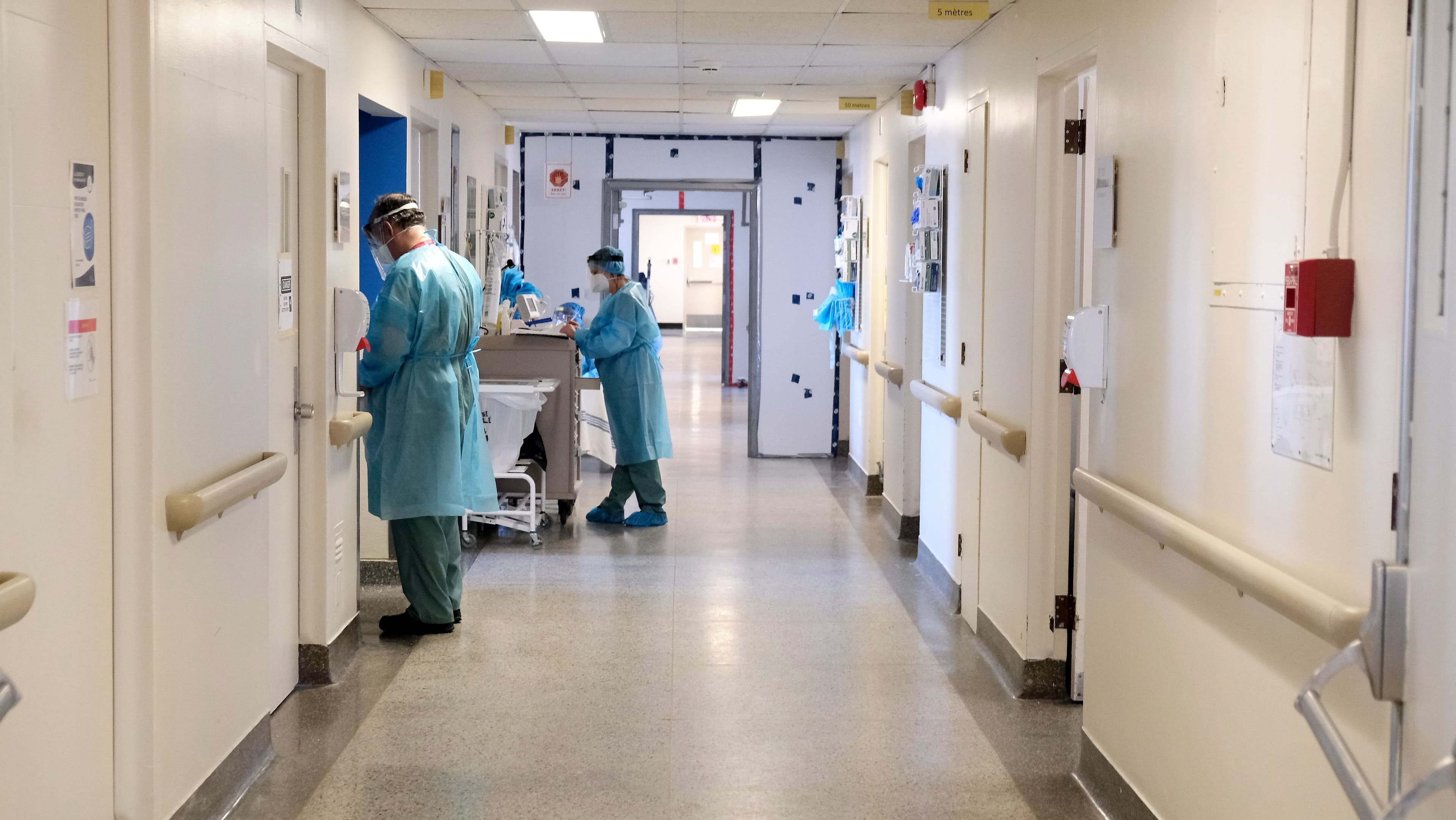 Les CISSS et CIUSSS ont la possibilité de solliciter la main-d’œuvre indépendante, c’est-à-dire en provenance d’agences de placement privées, lorsque des heures supplémentaires sont nécessaires, dit le ministère de la Santé.